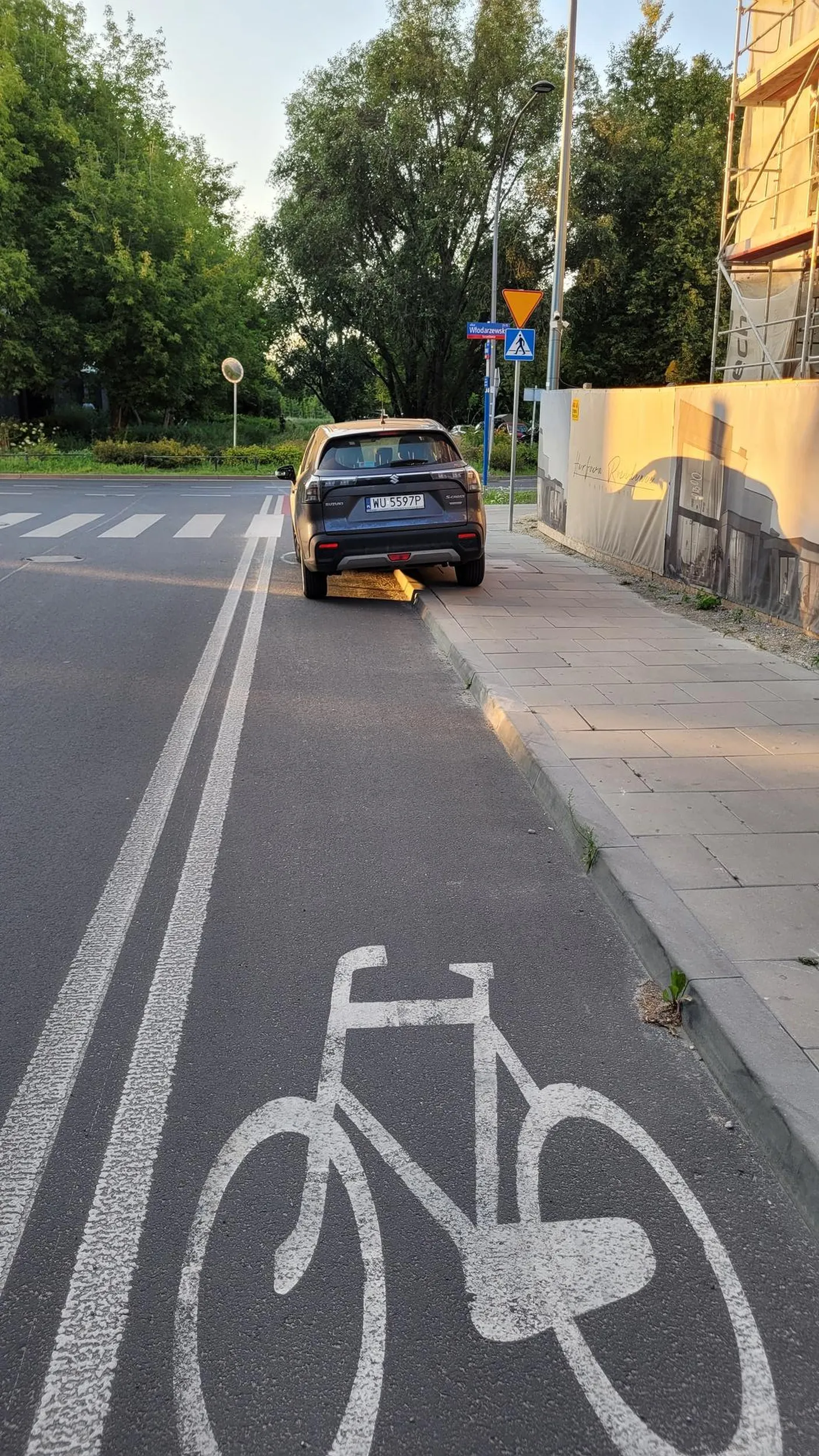 Zwróciłem kierowcy uwagę że stoi na ścieżce rowerowej a on napluł mi w morde.