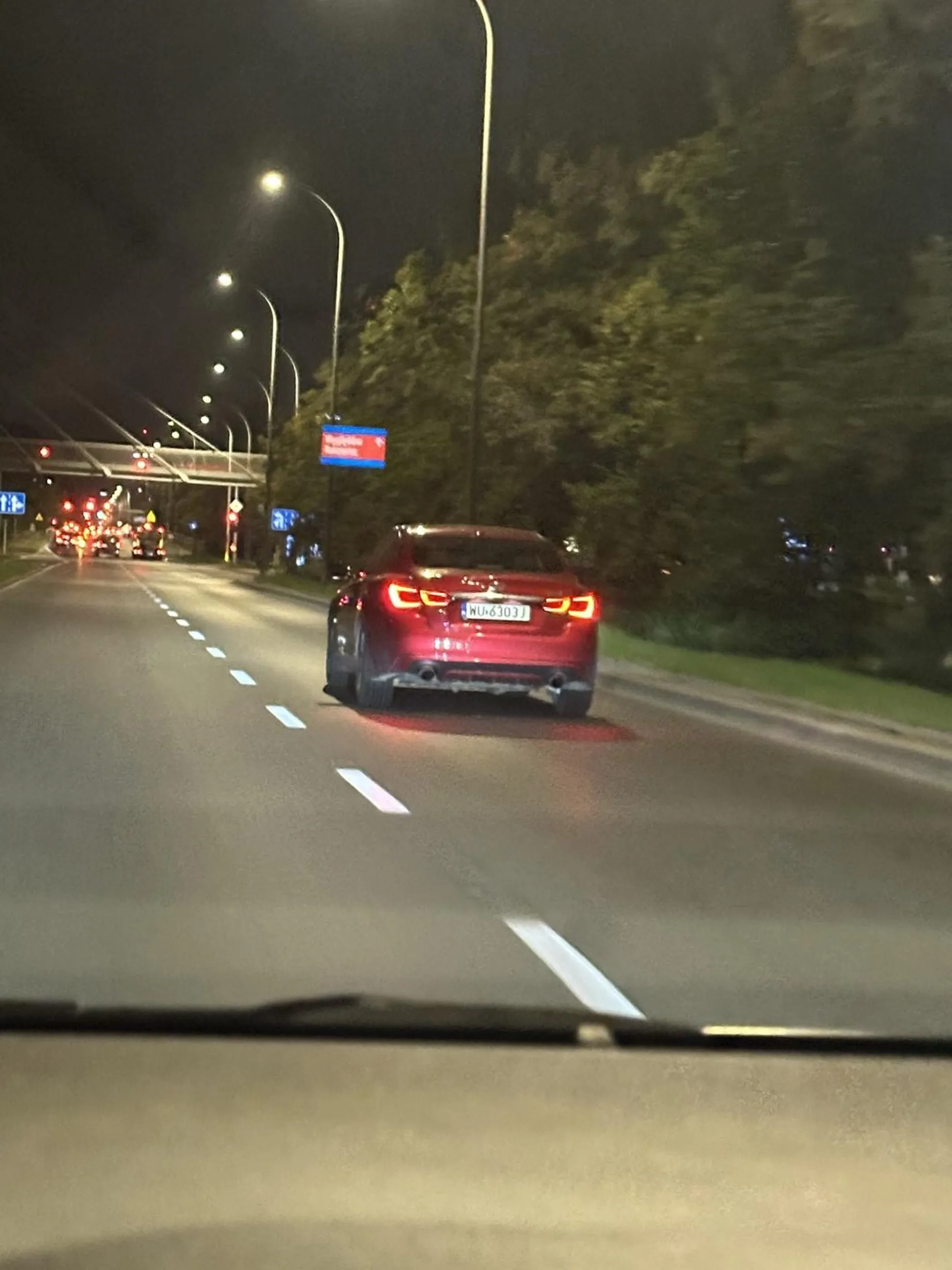 Niebezpieczny kierowca, wymusza pierwszeństwo a potem puka się w głowę żeby pokazać jaka jest pusta.