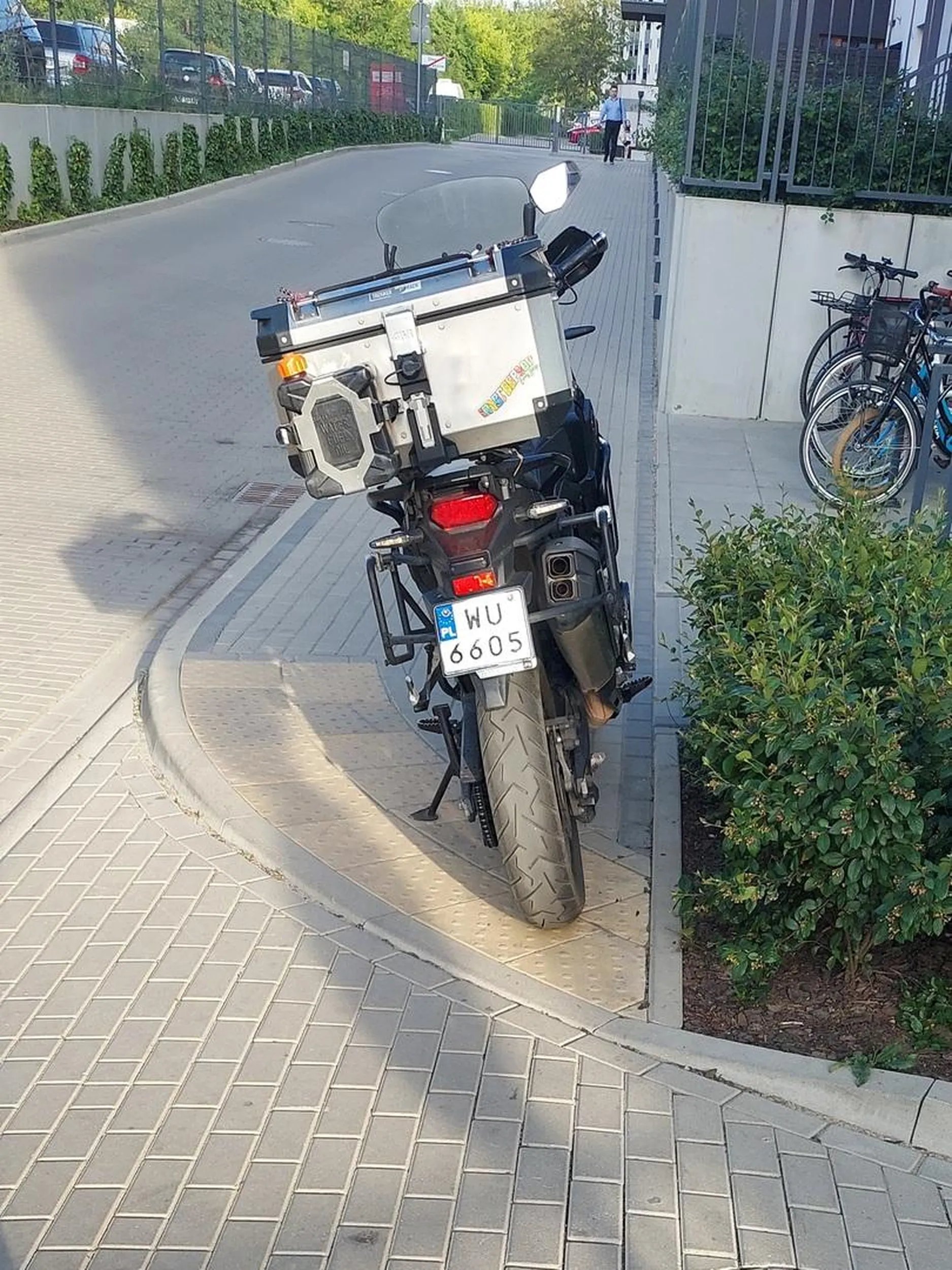 Malutka ulica z samymi wjazdami do garaży. Nie można było zaparkować na jezdni, tak, żeby ludzie z wózkami nie musieli ich nosić?