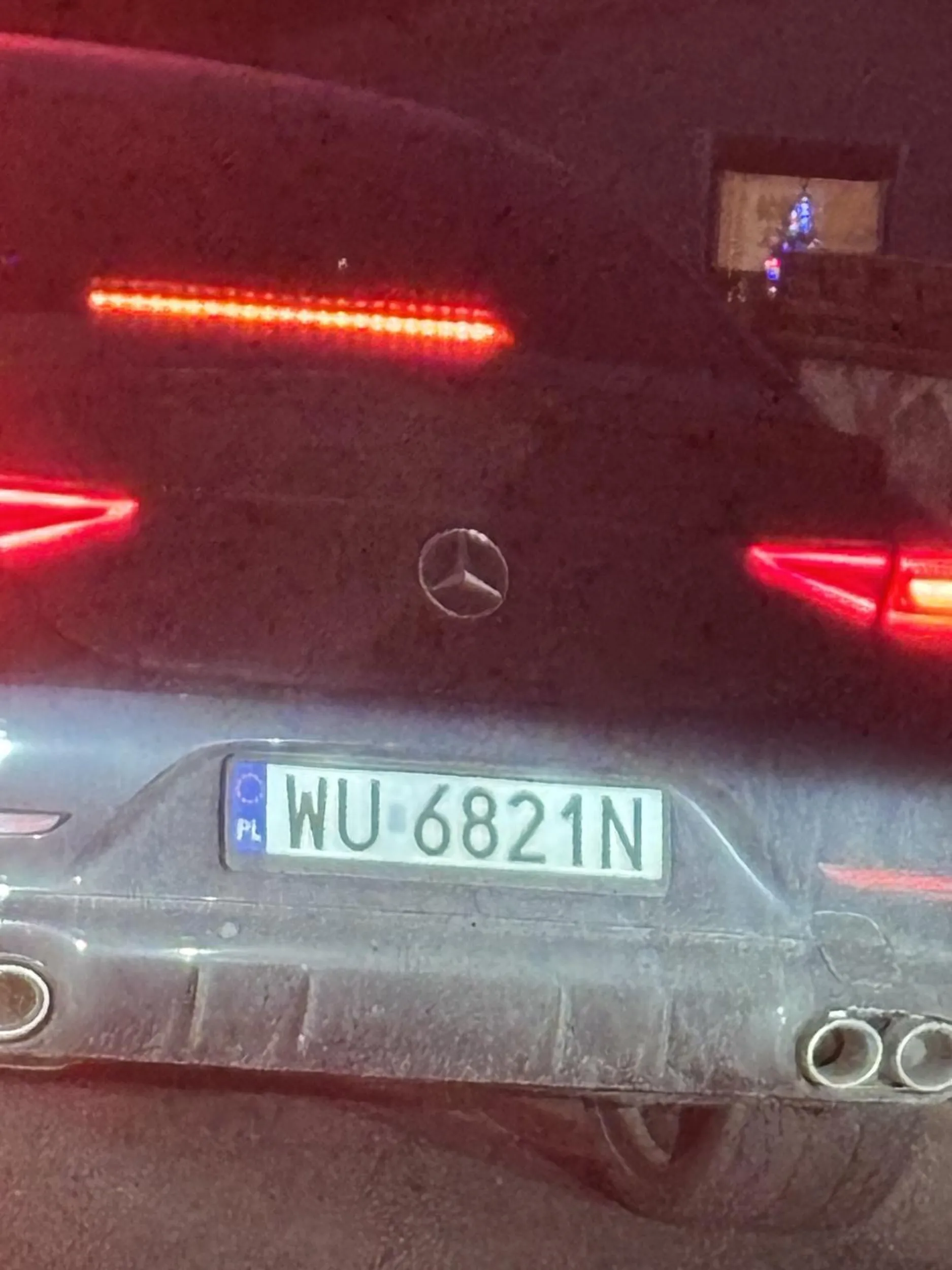 Kierowca z niedorozwiniętym płatem czołowym, chłopiec do 25 z bogatymi rodzicami - wnioskuję po aucie i zachowaniu :) Ale na pewno wiem że myśli że droga to Need for Speed. Zachowuje się jakby sądził że ma przed wszystkimi pierwszeństwo, wykonuje bardzo nagłe ruchy aż zarzuca mu autem na boki. Dzisiaj jadąc za nim miałam nieprzyjemność obserwować jak prawie doprowadził do wypadku zmieniając pas w tym samym czasie co inny kierowca, nie zachowując ostrożności i nie upewniając się czy ktoś inny już nie zmienia pasa. Prawo jazdy do odebrania