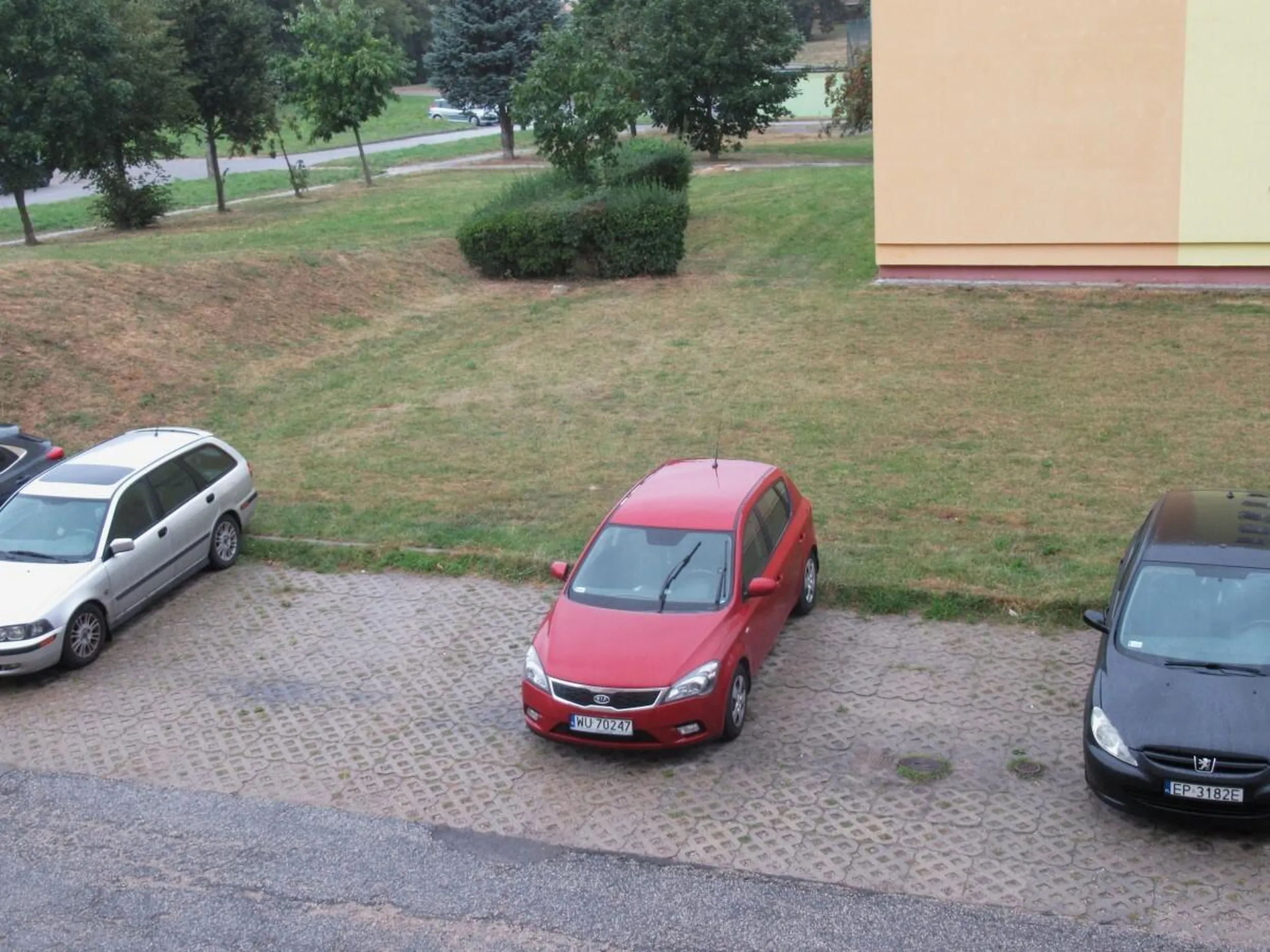 Kobieta zaparkowała na prawie pustym parkingu. Po prawej nikt się nie zmieści, a po lewej miejsce na 1,5 samochodu. Ta baba jeździ samochodem po chodniku oraz przejeżdża na czerwonym świetle.