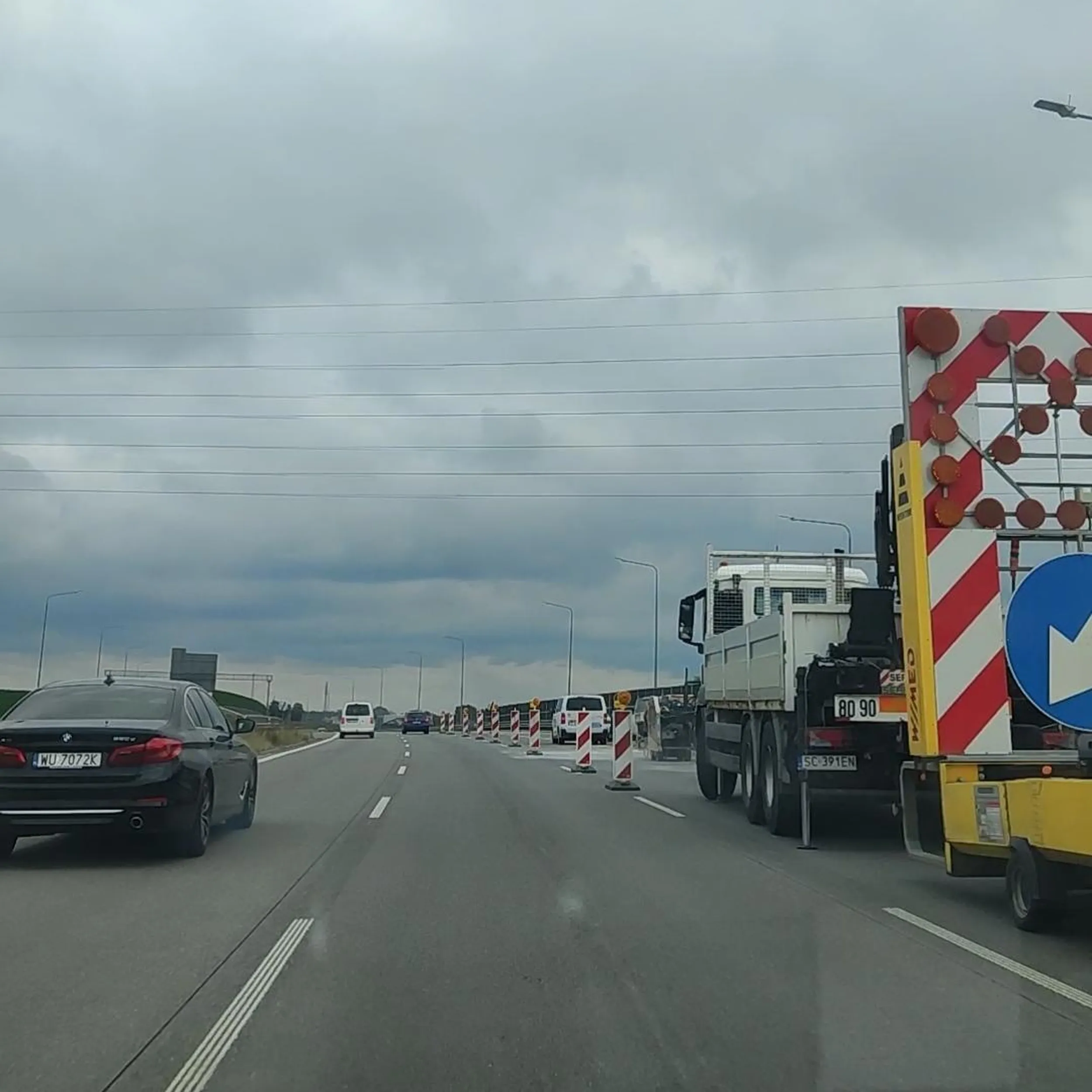 jeździł szybko ale bezpiecznie, zapi3rdalał tylko lewym pasem, od czasu do czasu zepchnął kogoś z pasa, i miał działające światła żeby mrugnąć gdy potrzeba jechać ~200 na ograniczeniu do 80, i na klatce dzień dobry mówił