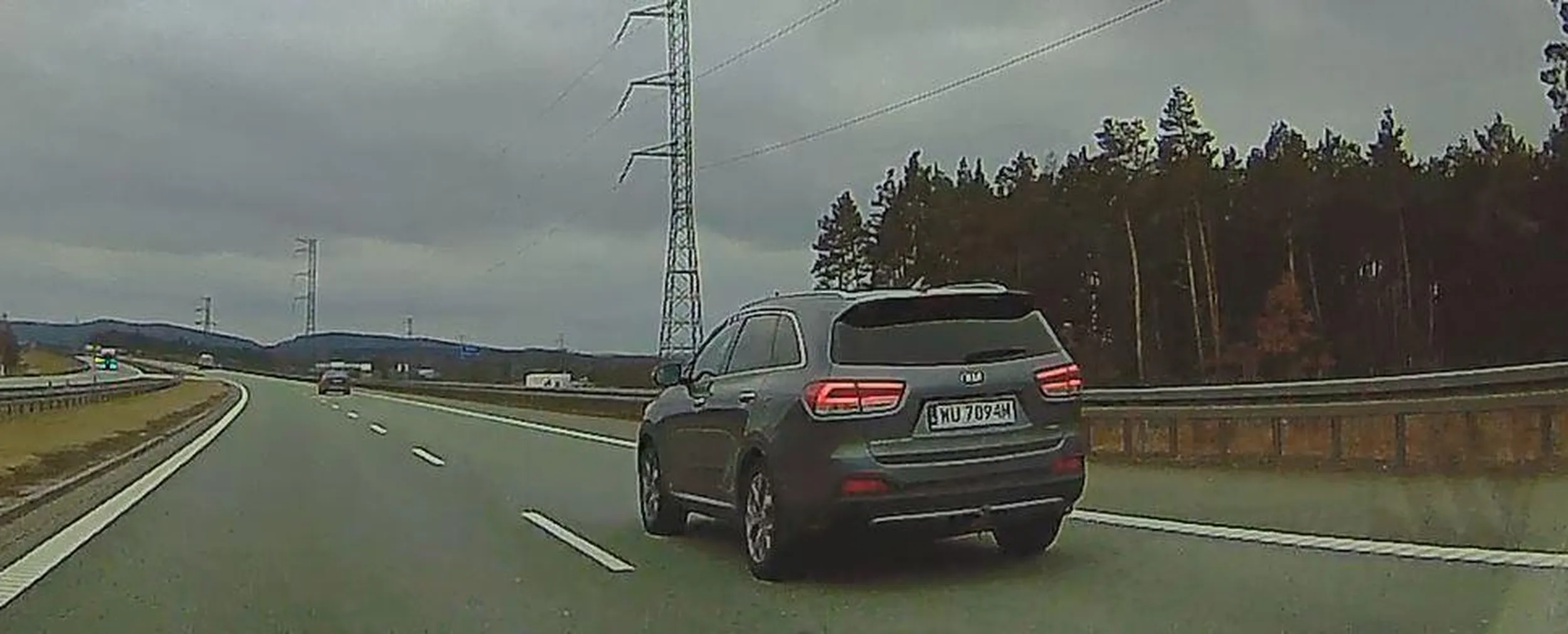 Gość jeździ po pustej ekspresówce S7 przyspawany do lewego pasa i inni kierowcy go muszą przeganiać, żeby przejechać. xD Oby się chłop nie rozmnożył nigdy.