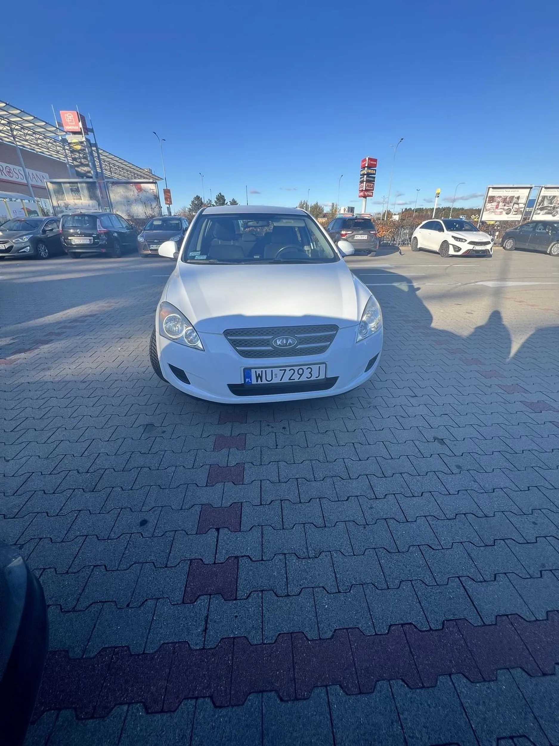 Piękny parking, 2 miejsca zajęte a tył wystaje na drogę :)