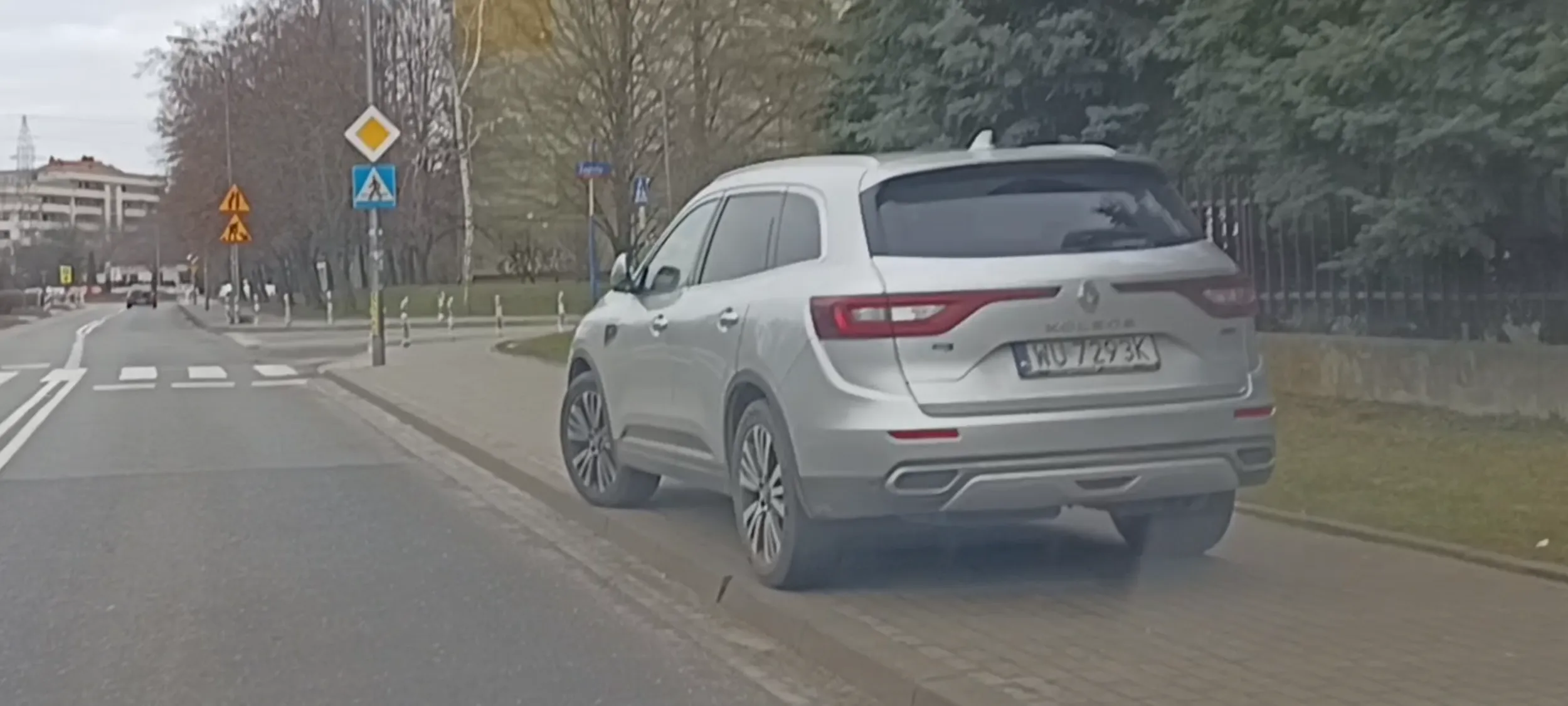 Burak stanął na chodniku i pieszy nie ma przejścia