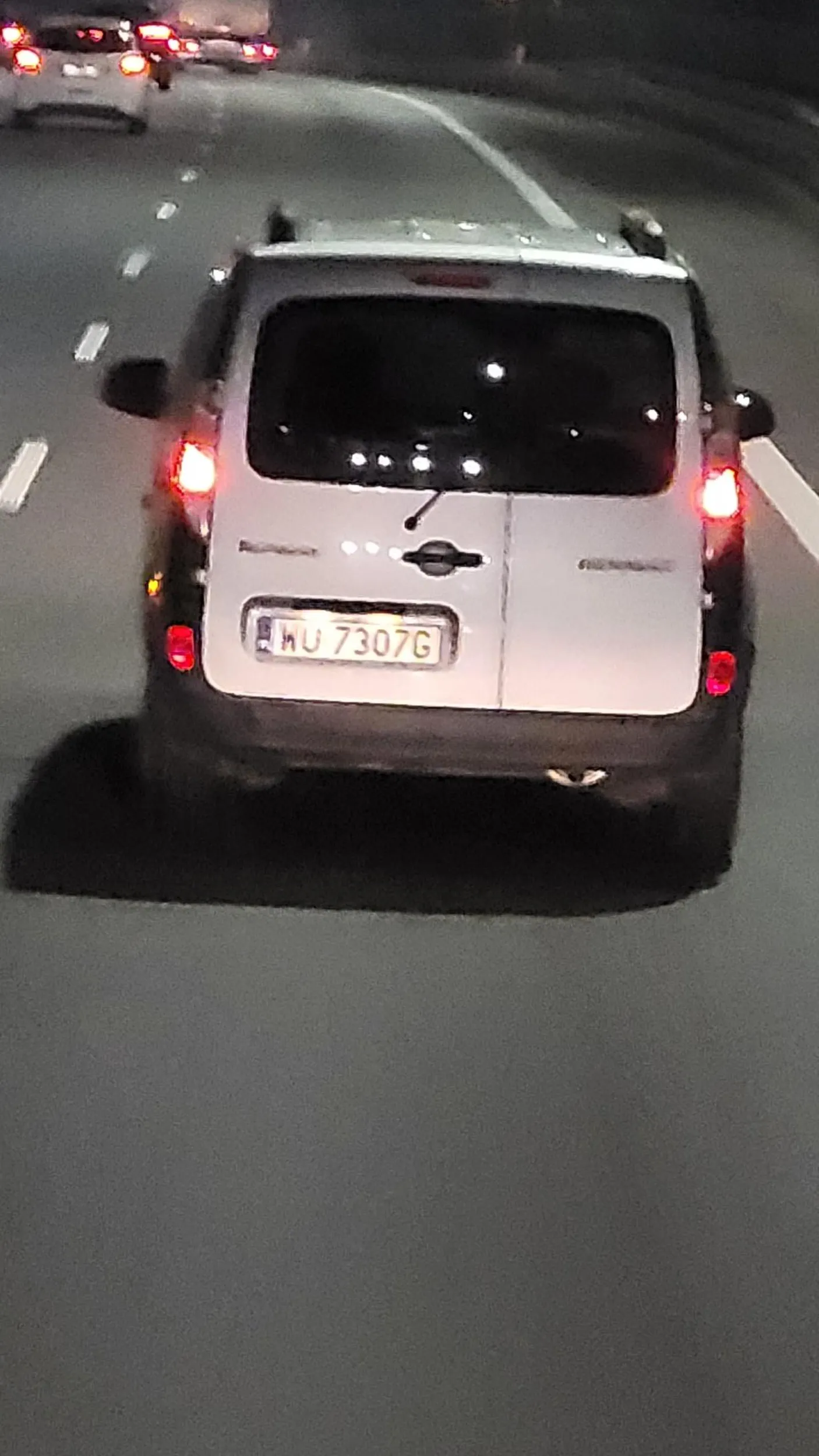 Jeździ jak skończony kretyn, prowadzi cały peleton przez tunel w Warszawie 60 km/h gdzie dopuszczalna prędkość to 80 km/h. Takim kretynom powinni zabierać prawo jazdy, stwarzają zagrożenie na drodze.