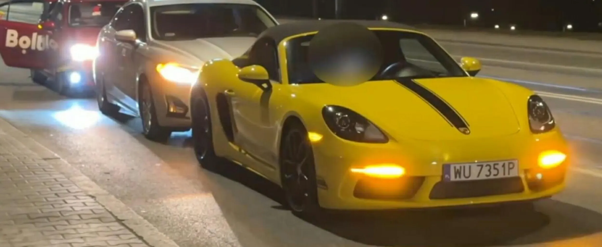 Dziś nocy przydzwonił w niego samochód przewozu osób, którego pasażer puścił pawia. Porsche z wypożyczalni, a osoby które nim jechały, wracały z kasyna. Historia z cyklu "nieprawdopodobne, a jednak".