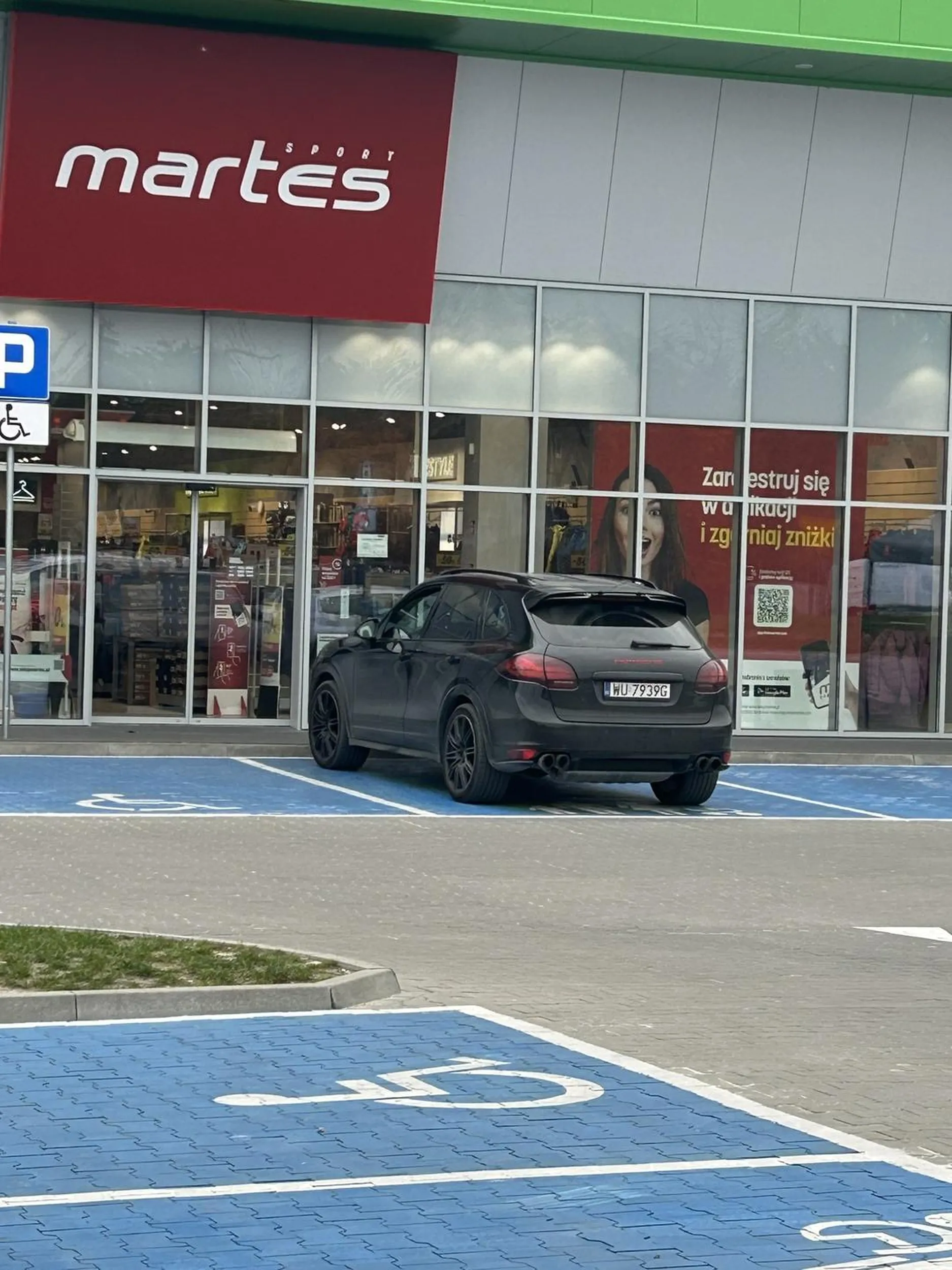 Pani próbowała zaparkować na zwykłym miejscu po czym nie zmieściła się i zaparkowała na miejscu dla dużej rodziny xD