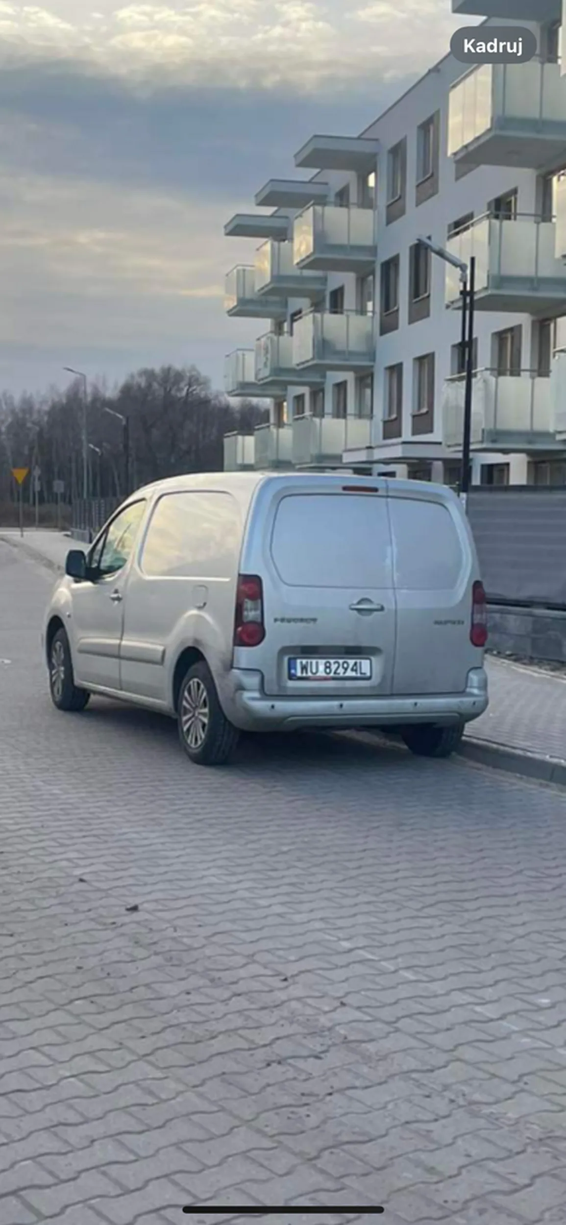 parkuje na zakręcie