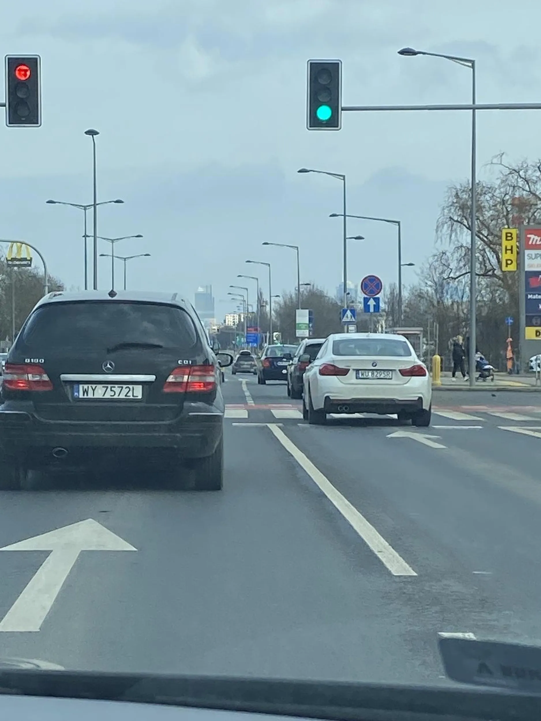 okolice woli/polczynskiej kierowca bmw wyprzedza pasem do skretu w lewo na czerwonym swietle kilka aut na raz ktore jada na wprost. Na drugi raz przemysl jakie moga byc konsekwencje takiej jazdy.