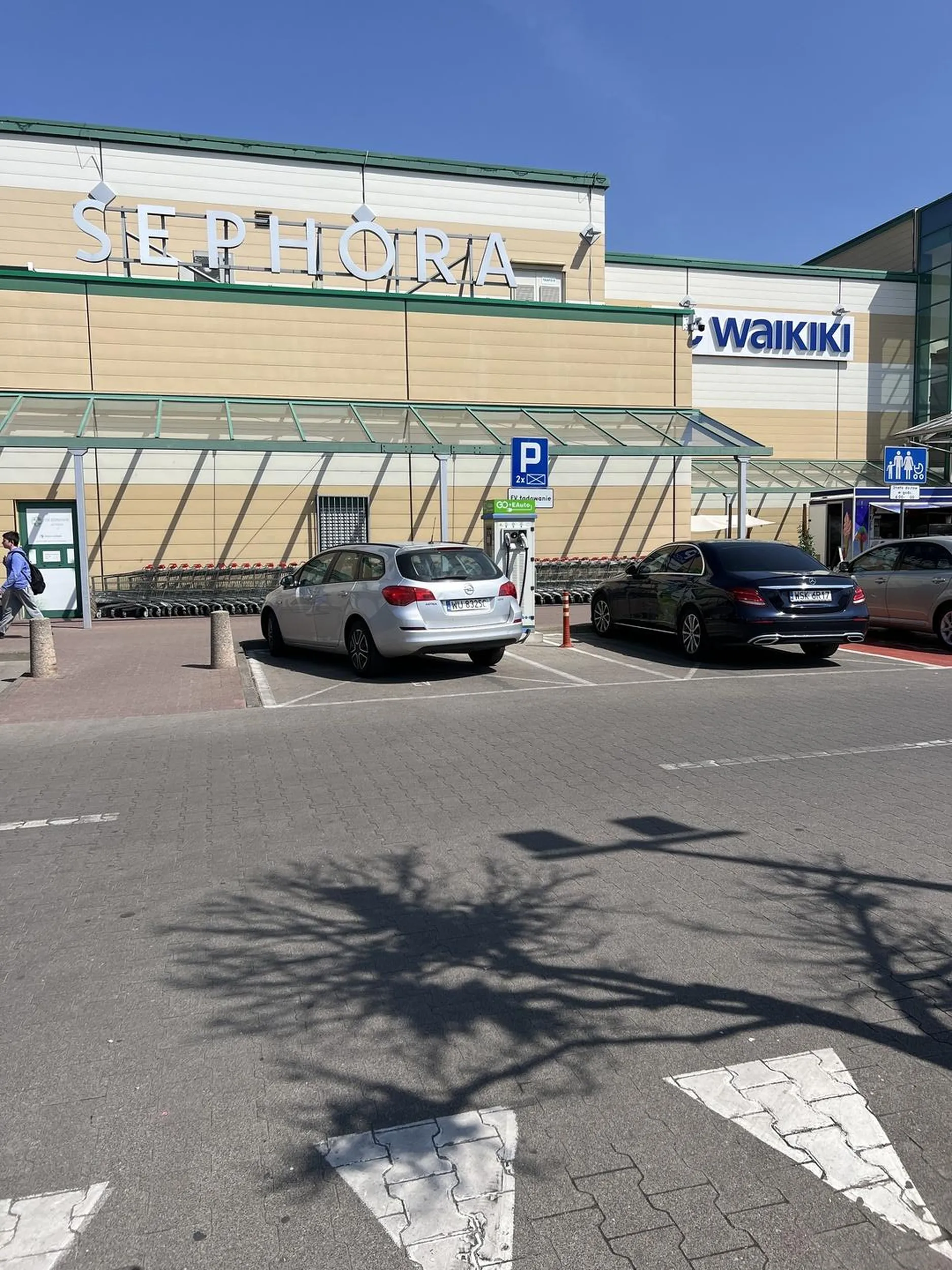 Dwa tępaki parkujący na stanowisku do ładowania elektryków. Bo blisko wejścia to sobie zaparkuję. W dodatku ani jeden ani drugi nawet nie potrafią stanąć poprawnie w lini