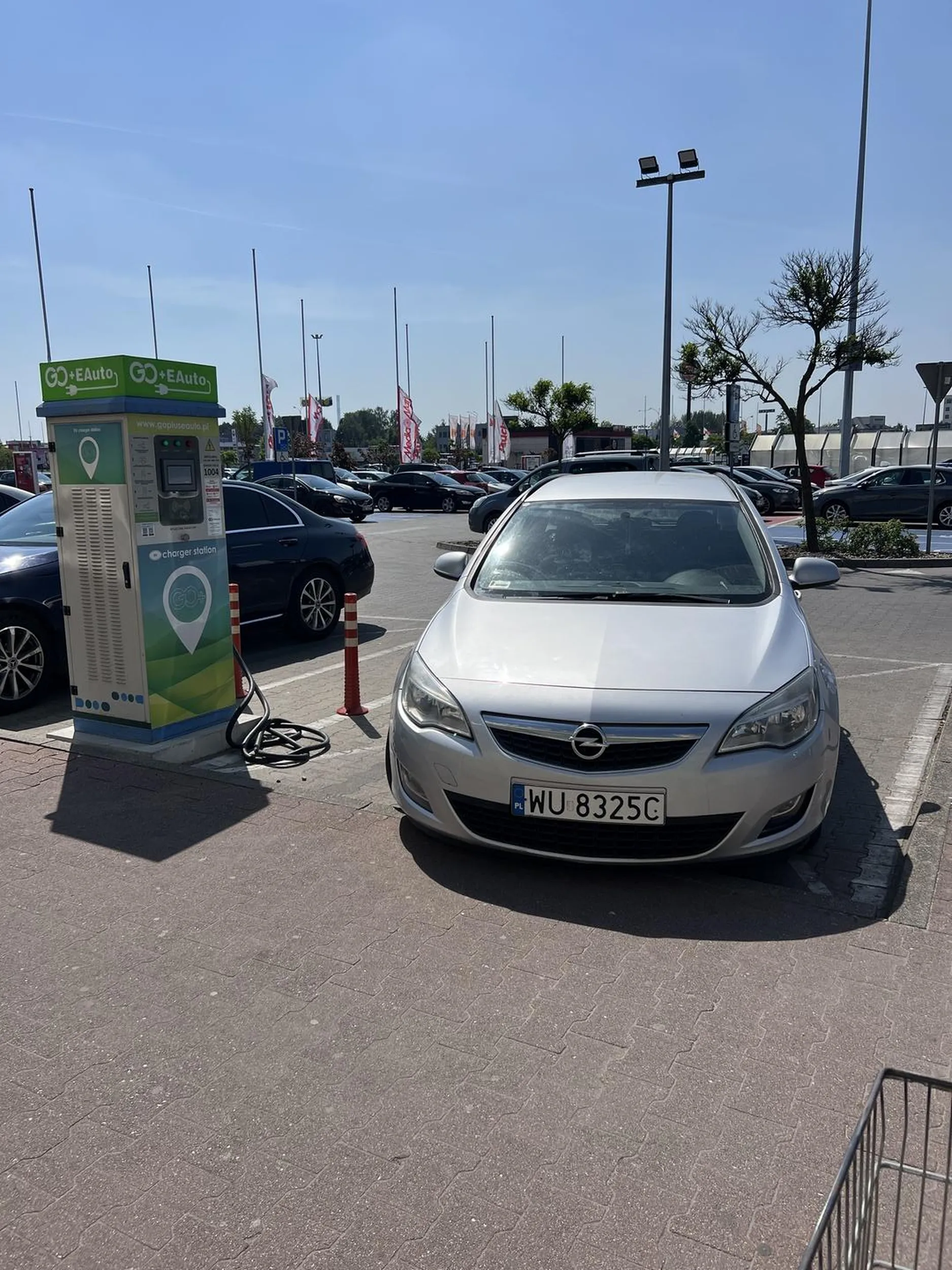 Dwa tępaki parkujący na stanowisku do ładowania elektryków. Bo blisko wejścia to sobie zaparkuję. W dodatku ani jeden ani drugi nawet nie potrafią stanąć poprawnie w lini