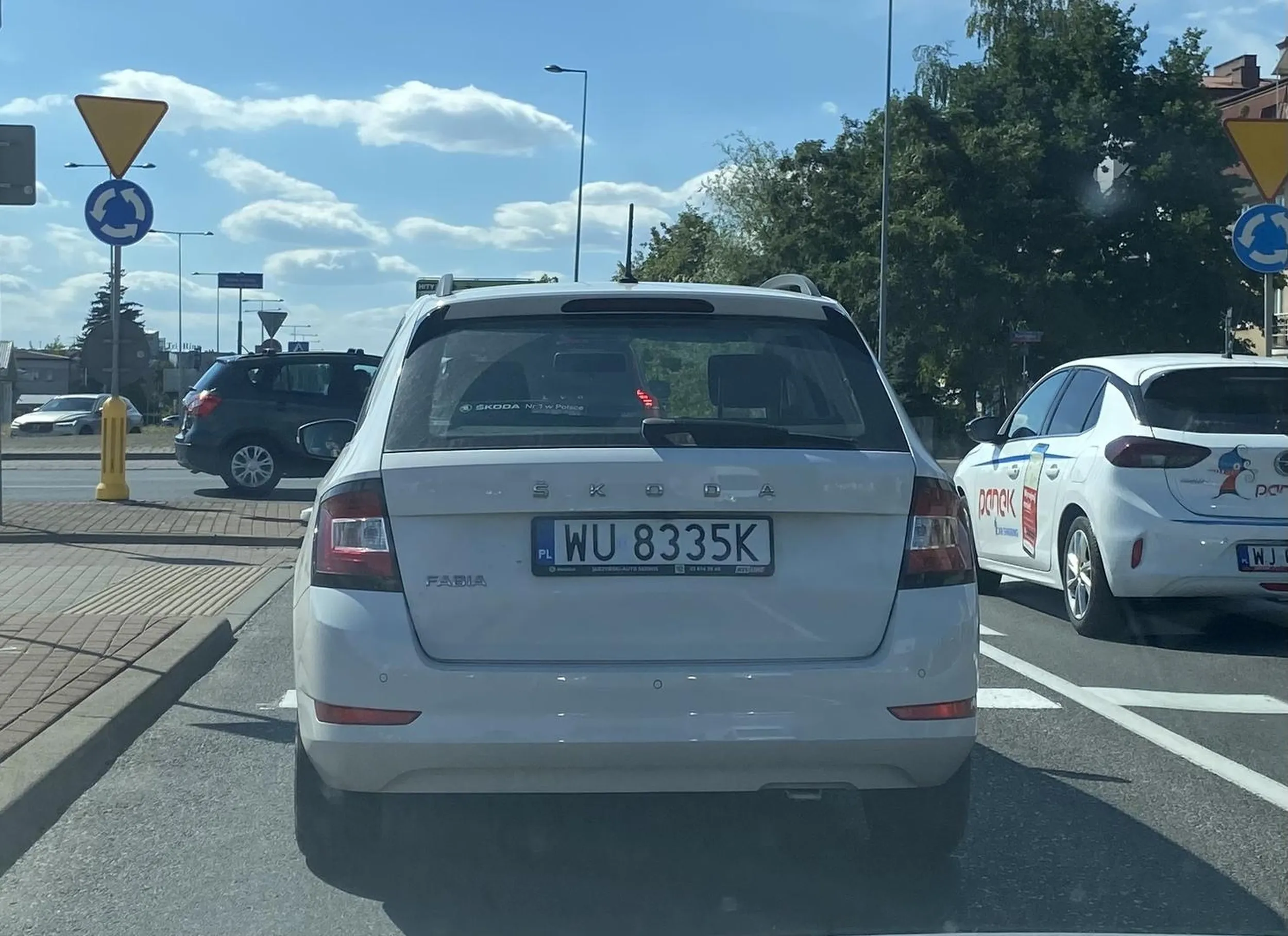 Gamon z Tej skody nie wiem czym jest jazda na suwak czyli wpuszczanie aut z pasa ktory sie konczy - jak taki typ zajezdza droge to tamuje caly ruch palant.