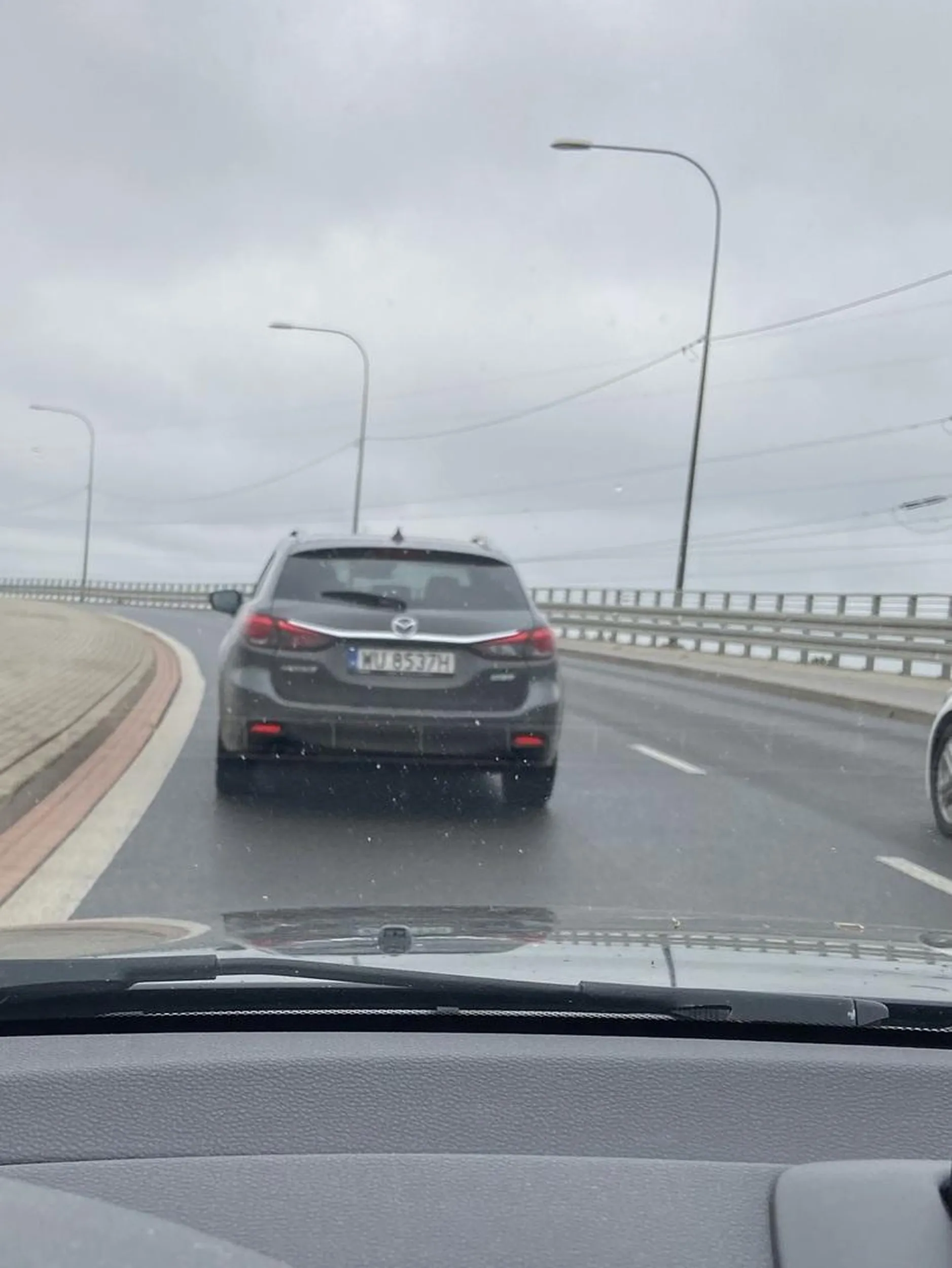 Burak nie potrafi zmienić pasa, zajeżdża drogę i hamuje.