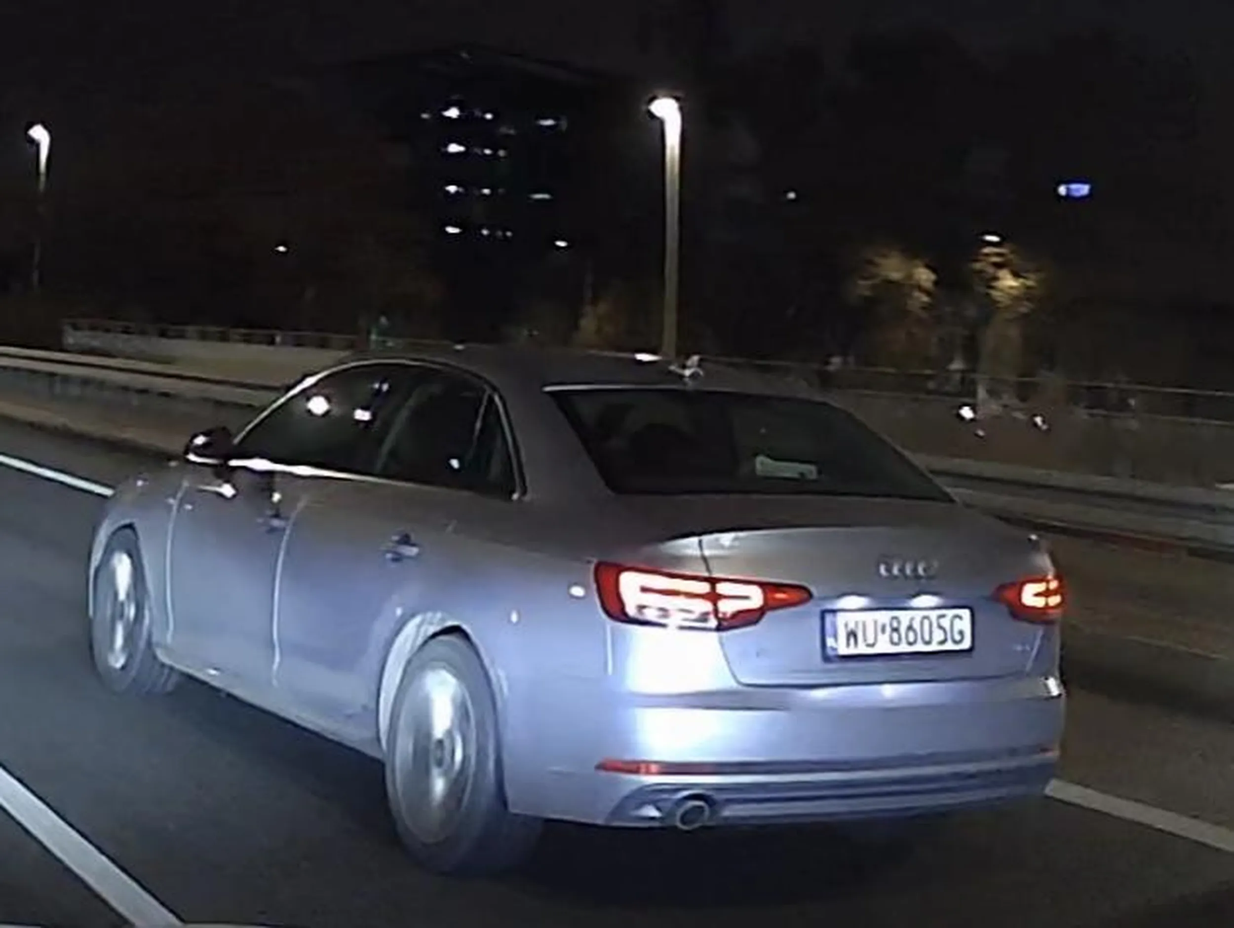 Dojeżdżanie do tylnego zderzaka, wyprzedzanie z prawej strony na jezdni dwupasmowej poza obszarem zabudowanym, przyspieszanie podczas próby wyprzedzenia, zajeżdżanie drogi i agresywne hamowanie