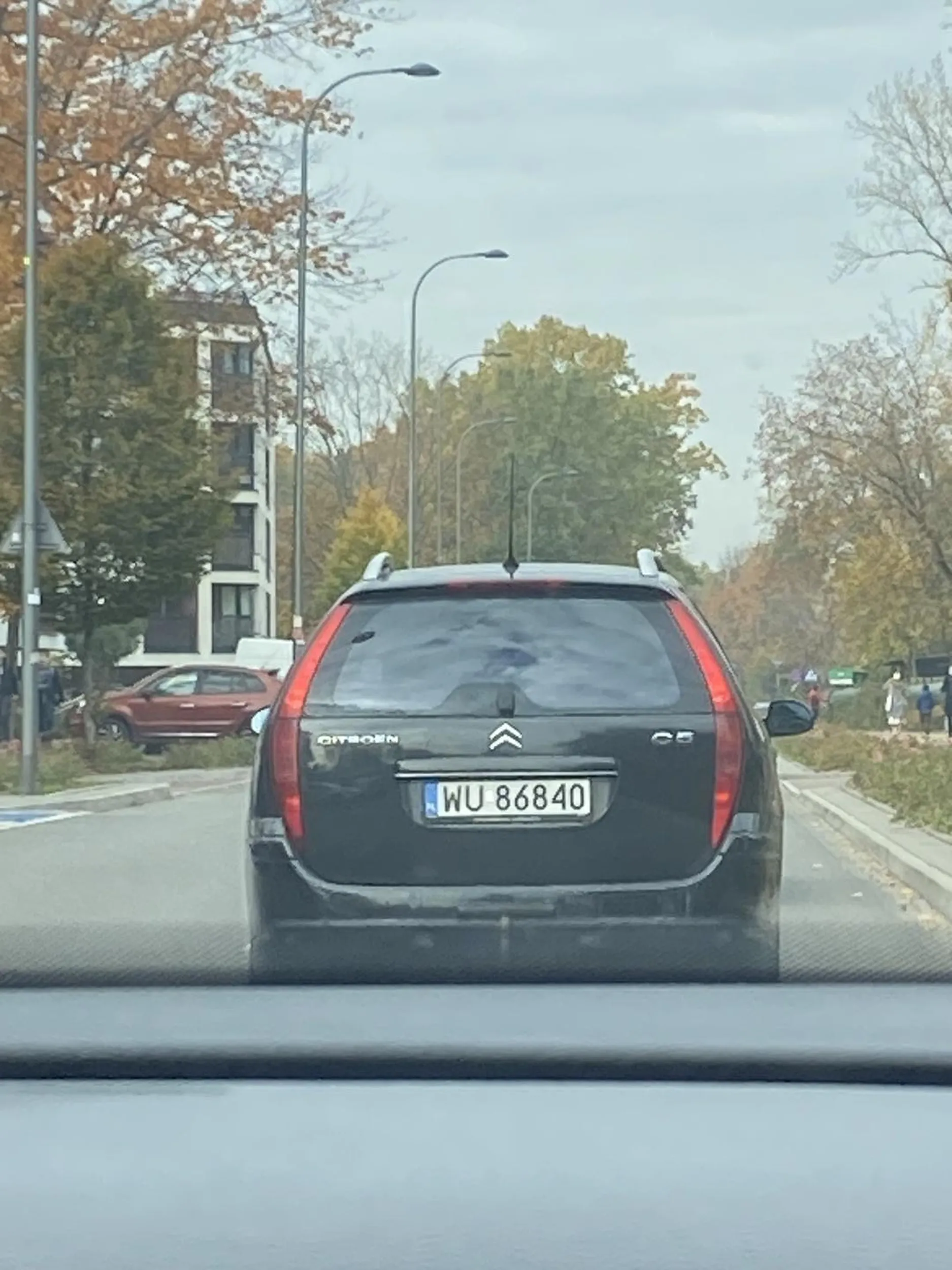 Kobieta za kierownicą nie potrafi ani jeździć ani korzystać z kierunkowskazów wprowadza nimi w błąd i stwarza zagrożenie na drodze tym jak kieruje