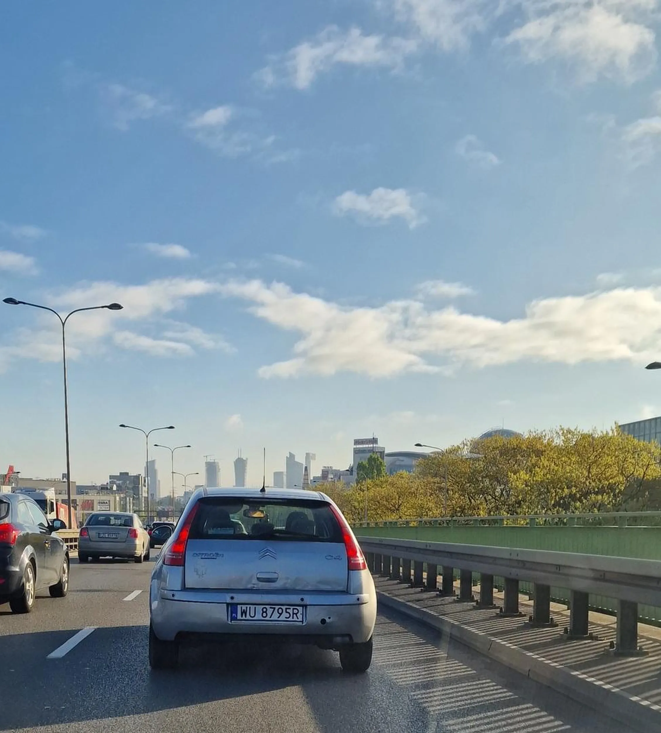 Zajeżdża drogę i udaje że nie widzi nie wie co to lusterka No chyba że do malowania bo kg szpachli miala