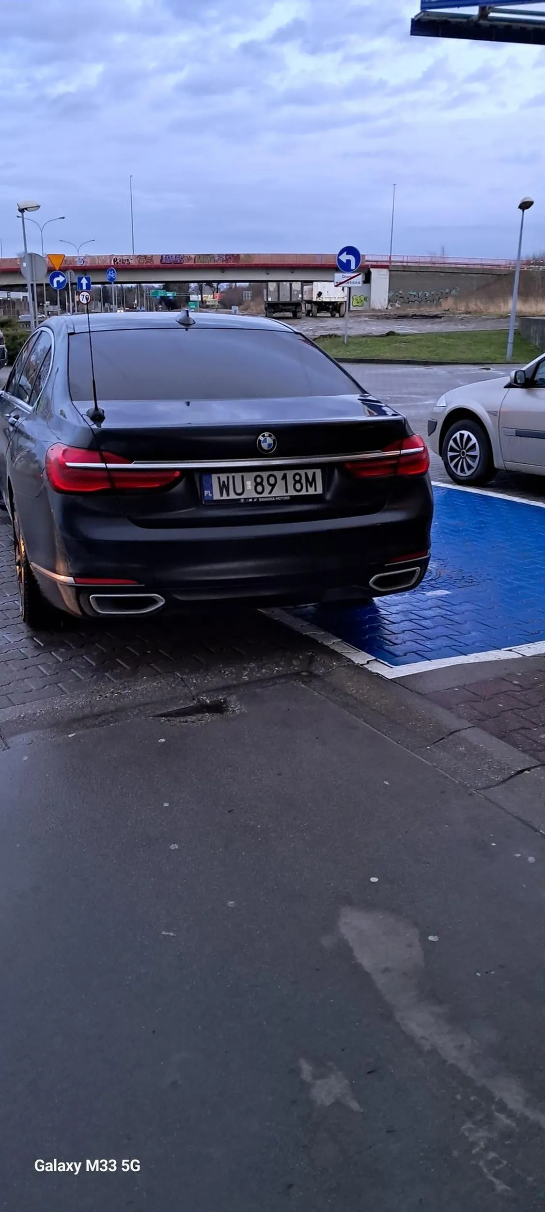 Burak stający na miejscu dla niepełnosprawnych. oczywiscie nie widzący w tym problemu.