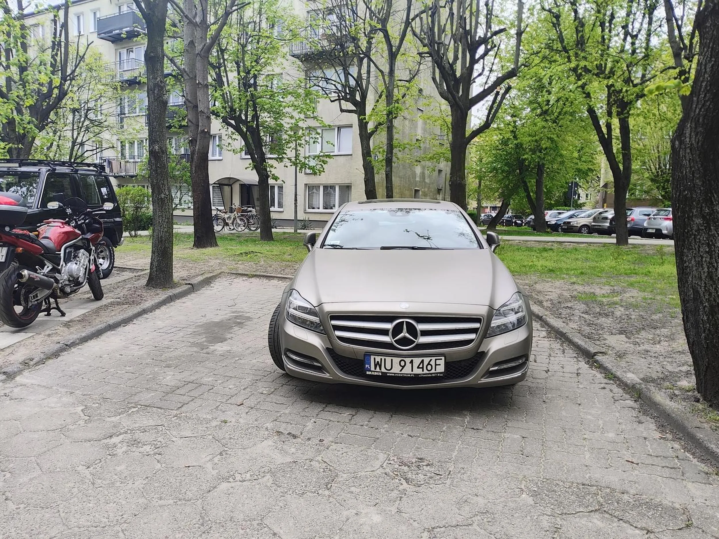 Mistrz parkowania, zero reakcji przez trzy dni. Auto obok ledwo się mieści wjeżdżając na krawężnik, nie wspominając o możliwości opuszczenia pojazdu.