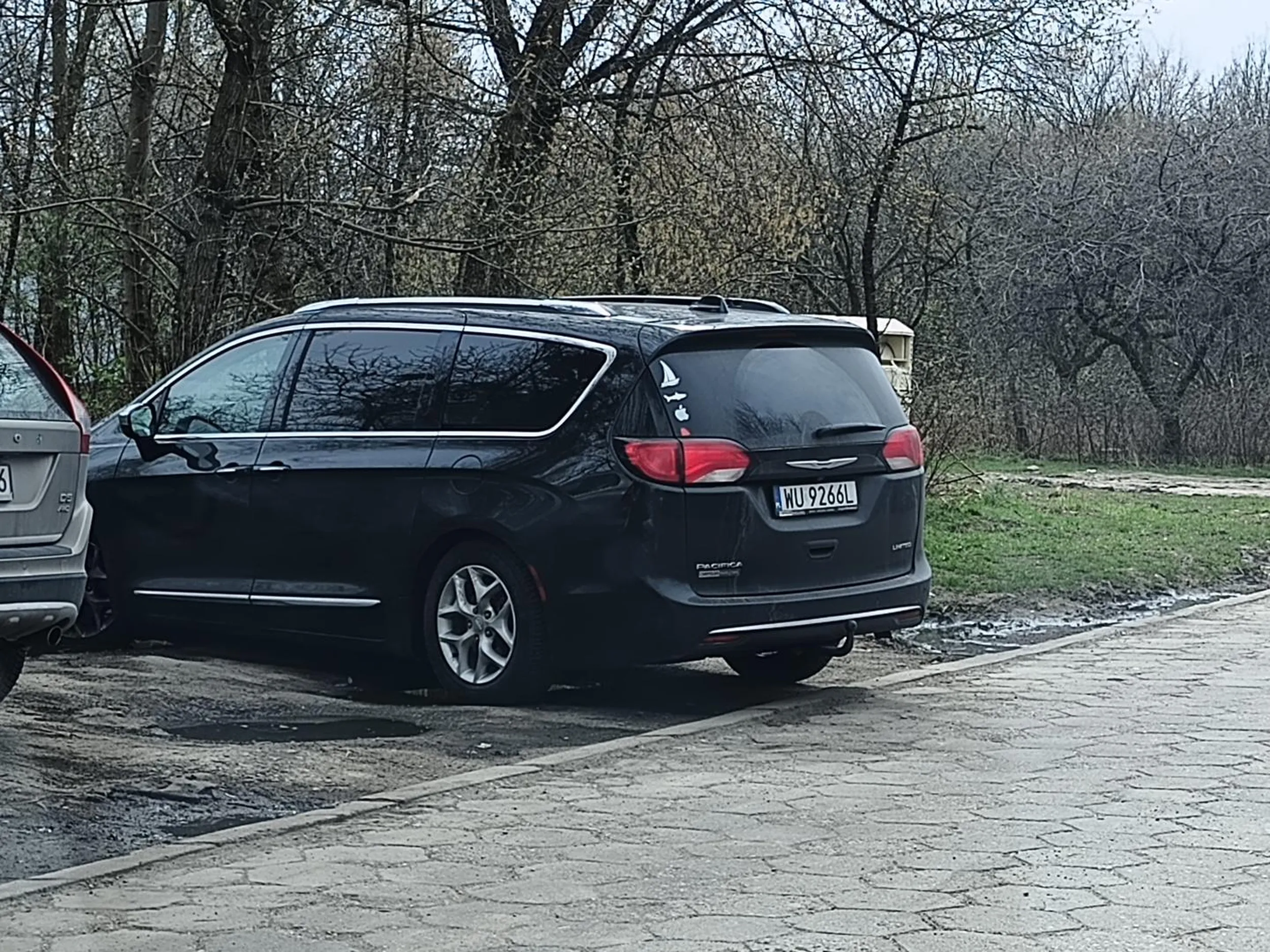 Zrobił sobie Parking na trawniku i niszczy zieleń miejską
