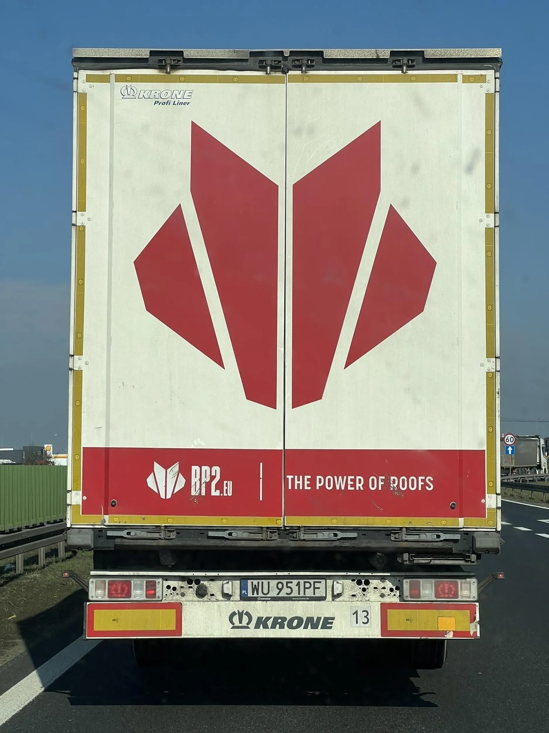 śmieć wyprzeda cały czas lewym pasem mimo zakazu, nie pozdrawiam