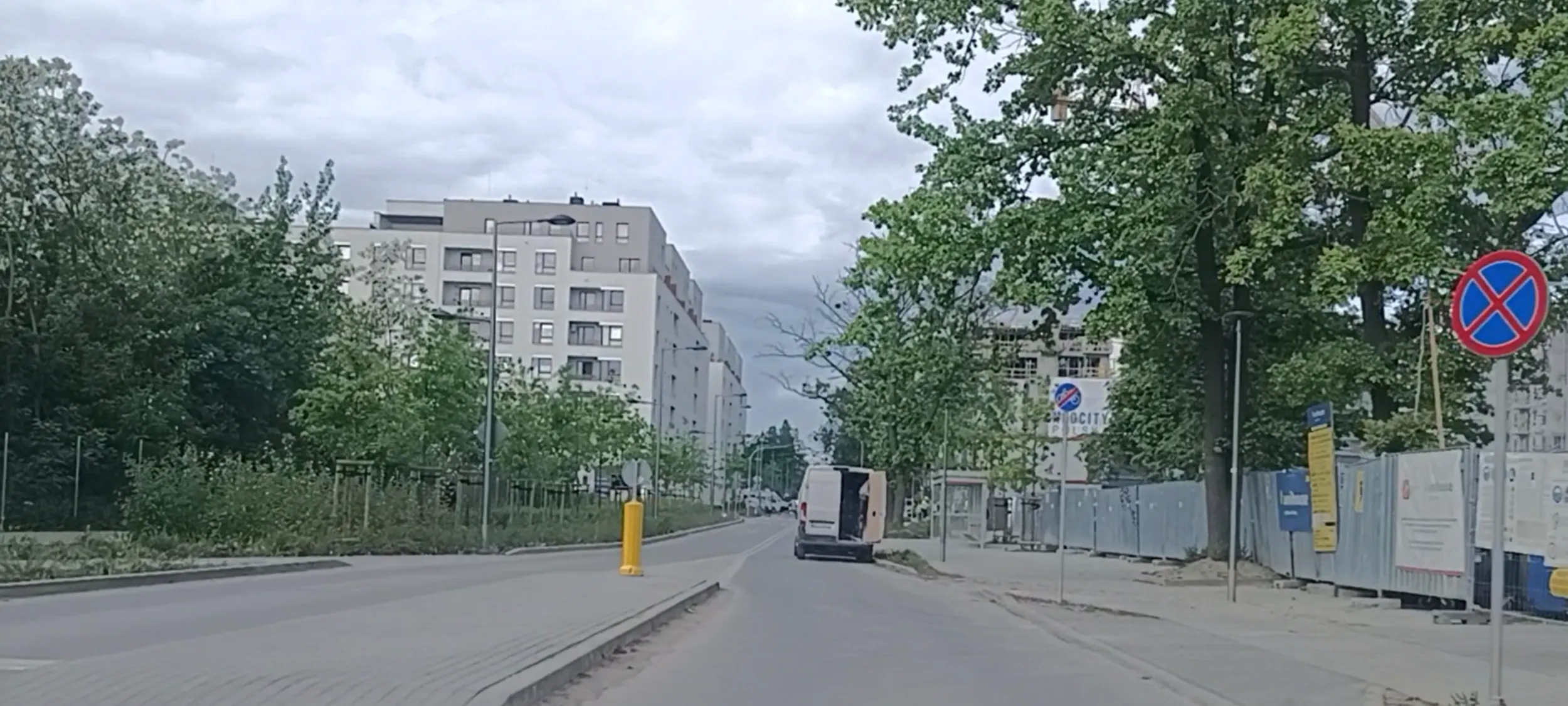 Ujek złamany w Warszawie stoi na zakazie zatrzymywania się i postoju B-36 i aby go ominąć trzeba przekroczyć podwójną linię ciągłą.