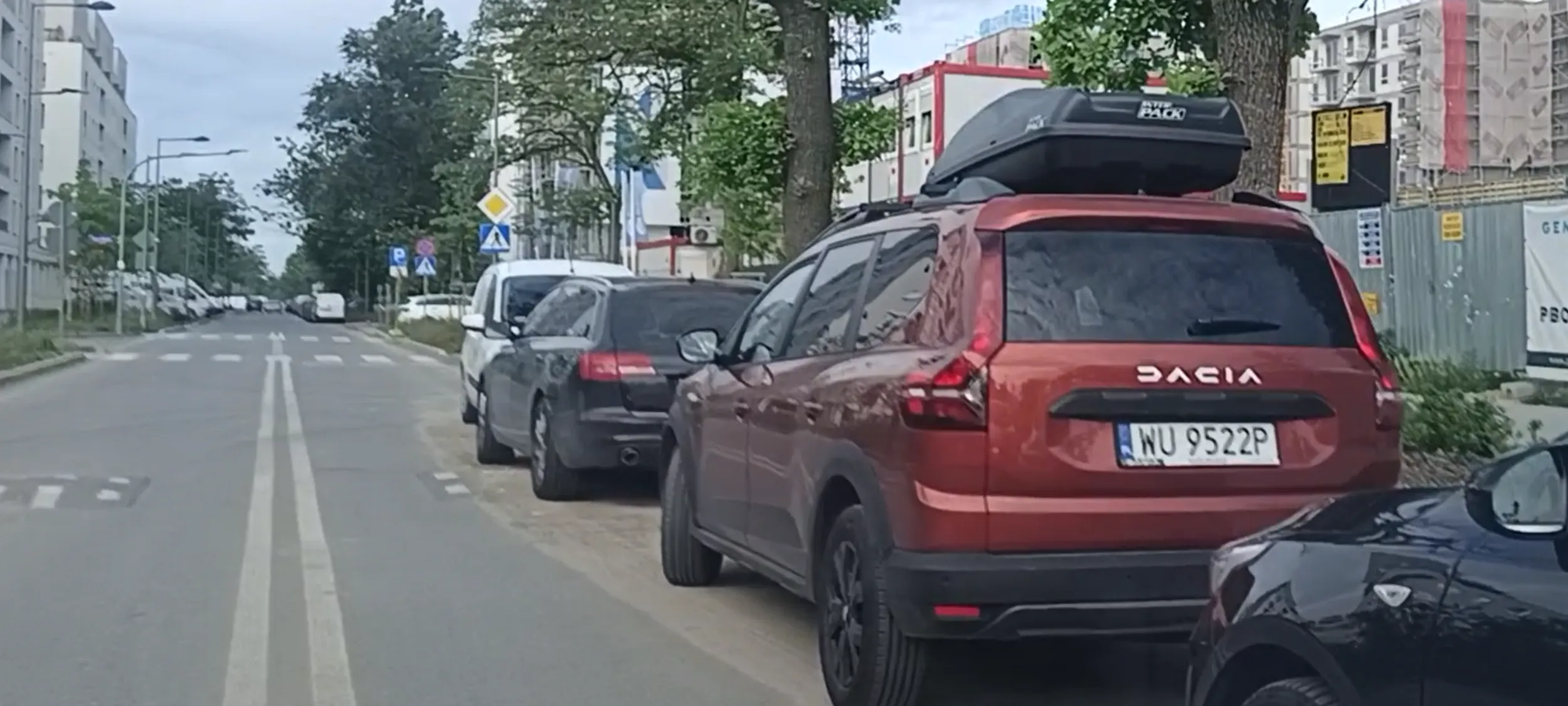 Ujek złamany w Warszawie stoi na zakazie zatrzymywania się i postoju B-36 i aby go ominąć trzeba przekroczyć podwójną linię ciągłą.