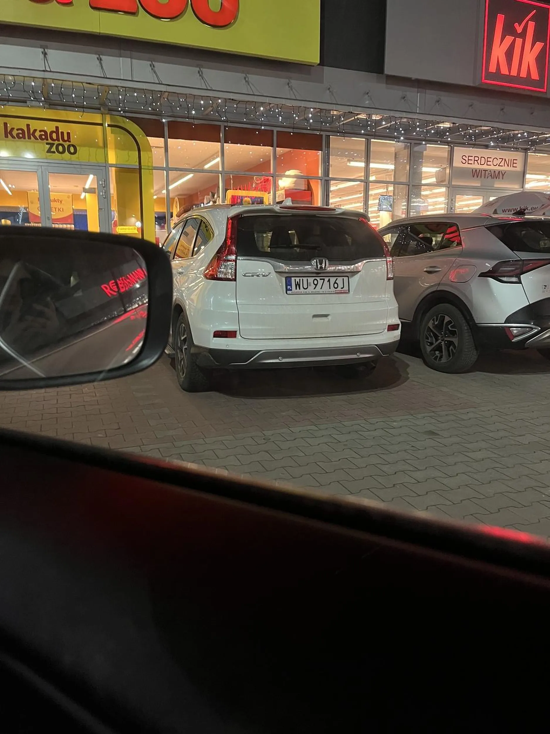 Właściciel zostawia małego pieska samego w aucie pod centrum handlowym podczas gdy sam wybiera się na długie zakupy.