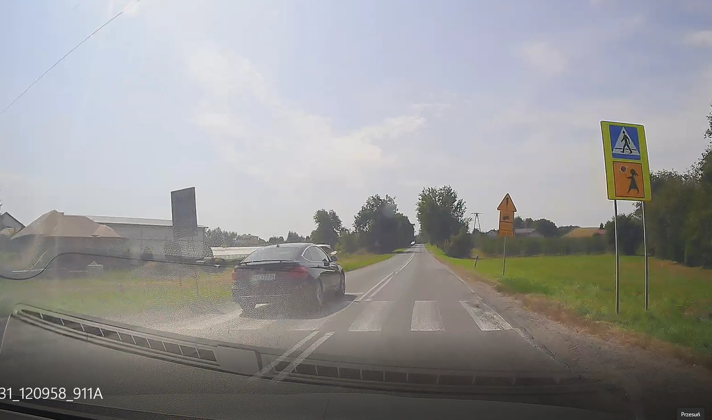 Wyprzedzanie na podwójnej ciągłej, przez skrzyżowanie i po przejściu dla pieszych, i to wszystko w terenie zabudowanym na ograniczeniu do 60 km/h.