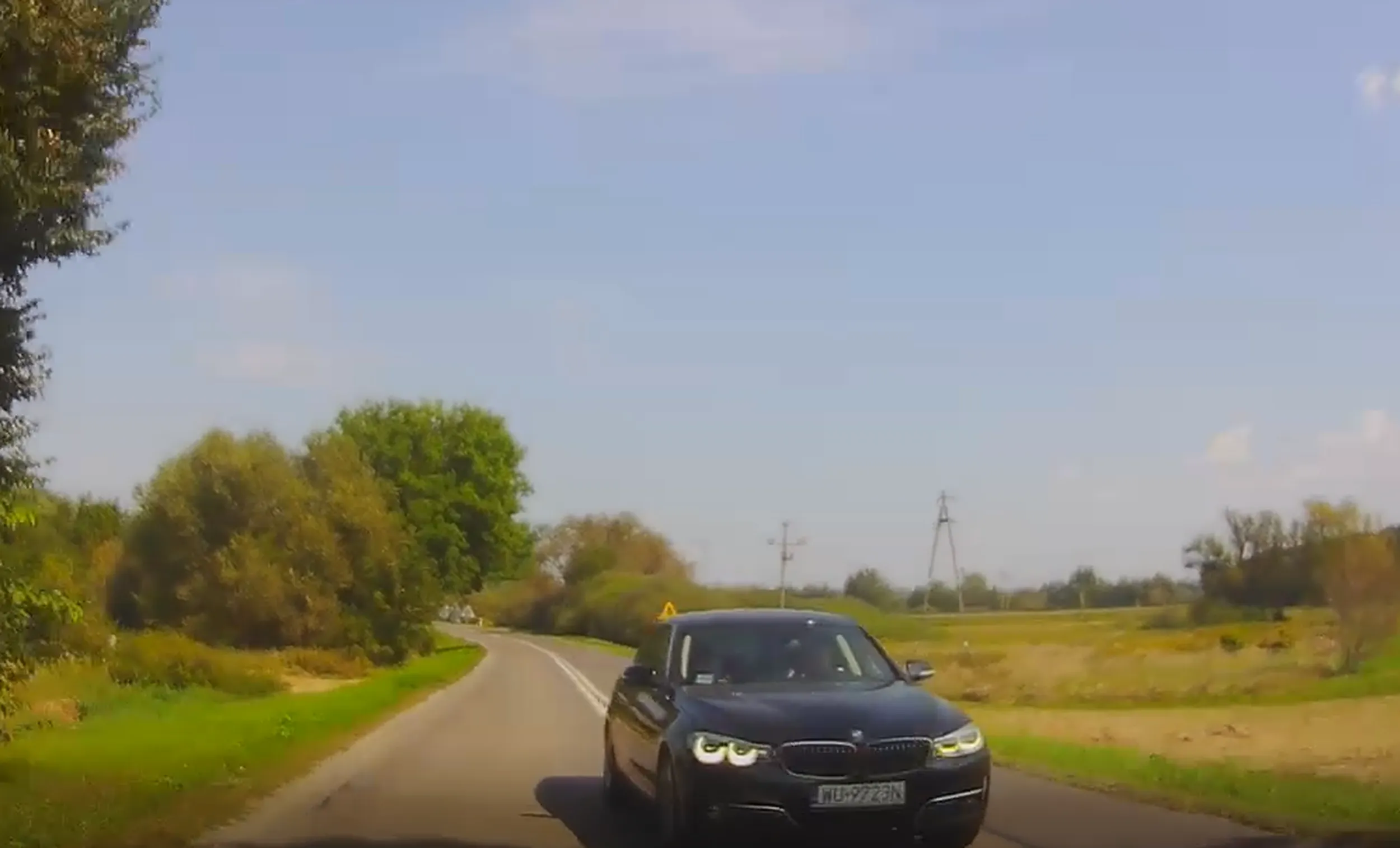 Wyprzedzanie na podwójnej ciągłej, przez skrzyżowanie i po przejściu dla pieszych, i to wszystko w terenie zabudowanym na ograniczeniu do 60 km/h.