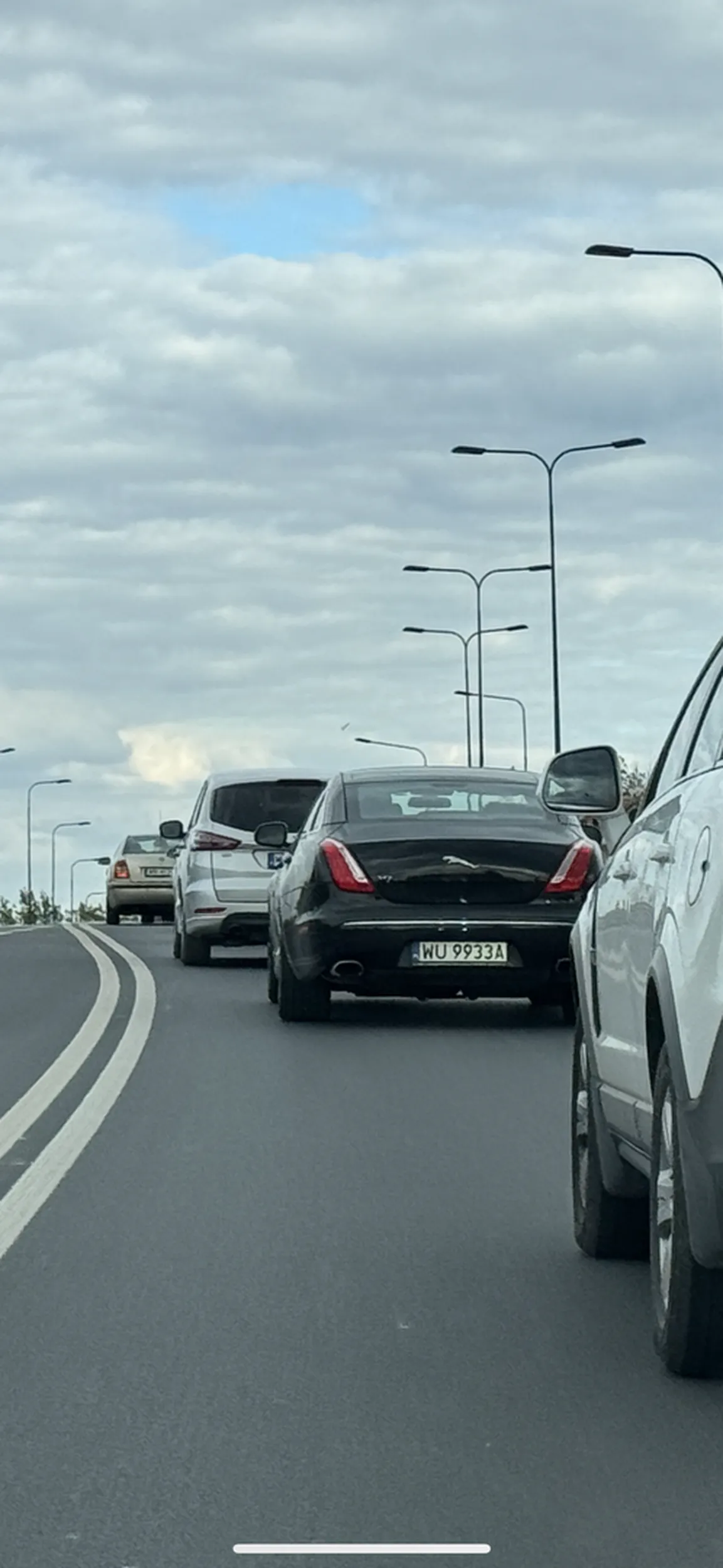 Niezrównoważony starszy pan za kierownicą… przekraczanie prędkości, skręt z ekspresówki z lewego pasa, jazda rondem nieprawidłowym pasem, trąbienie, agresja, wyprzedzanie w korku gdzie wszyscy stoją aut przez podwójną ciągla linie. Nieumiejętność jazdy na zamek przy końcu pasa. A to tylko 10 minut jego jazdy, ostatecznie pan pomimo agresji i idiotyzmu za kierownicą był tylko kilka aut do przodu. Pogratulować…