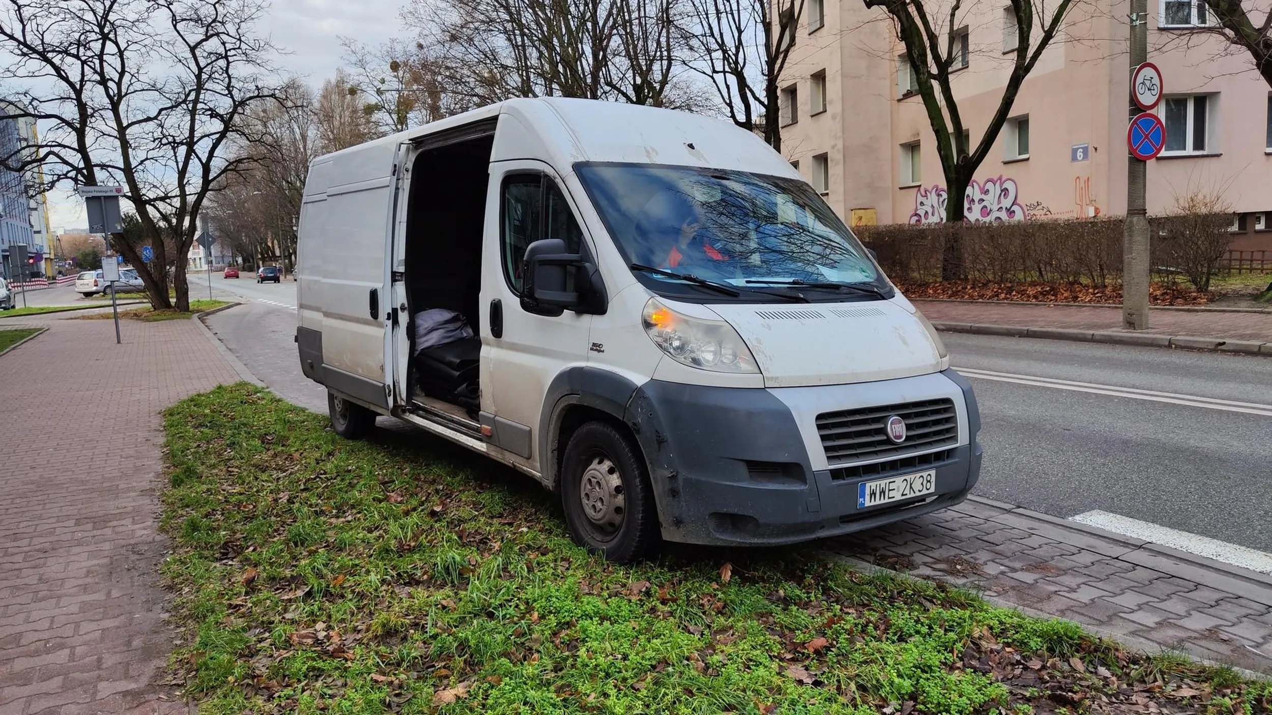 Firma Lindström Sp. z o.o. Dostarczy wycieraczki do Twojego biura czy zakładu - i przy okazji dwutonowym autem rozjedzie trawnik.