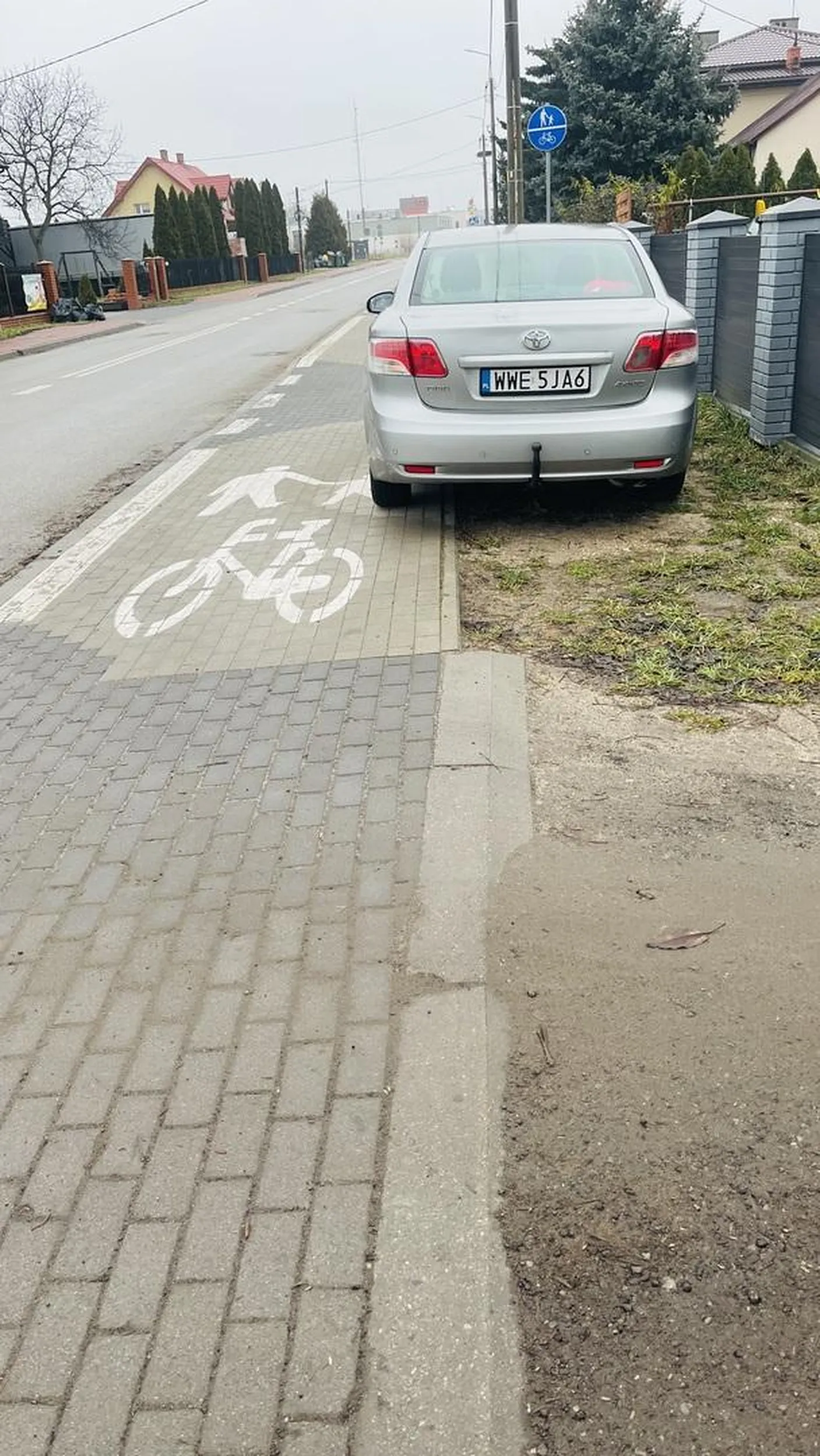 Idealne parkowanie na trawniku i ciągu pieszo-rowerowym, a 10 m wcześniej miejsca pod dostatkiem…