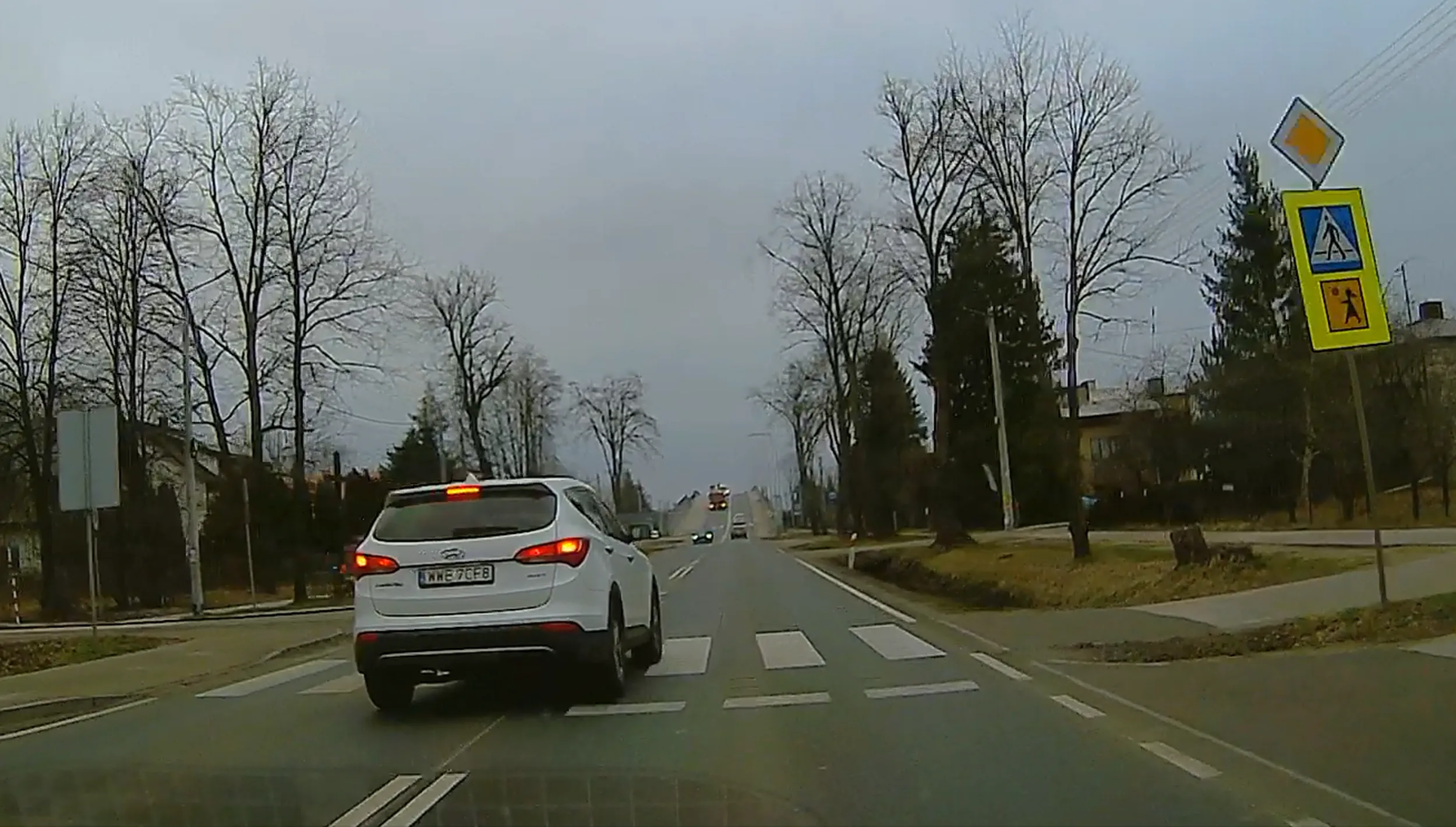 Nie dość, że wyprzedza na podwójnej i pasach, to jeszcze później hamuje, żeby mu w tyłek wjechać. Chyba lubi taką jazdę.