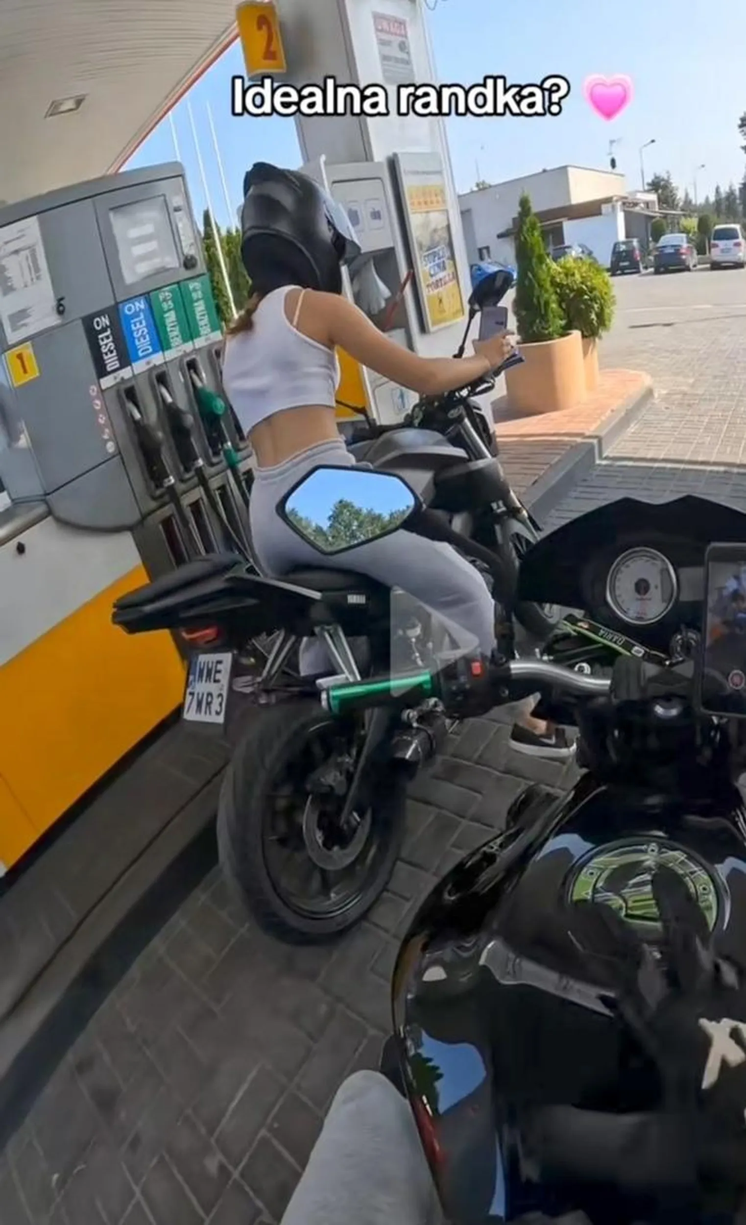 Pani pseudo motocyklista która jeździ na zdrapkę na motocyklu i jeszcze to publikuje na tik toku. Przy pierwszym upadku będzie płacz i zbiórka w internecie.