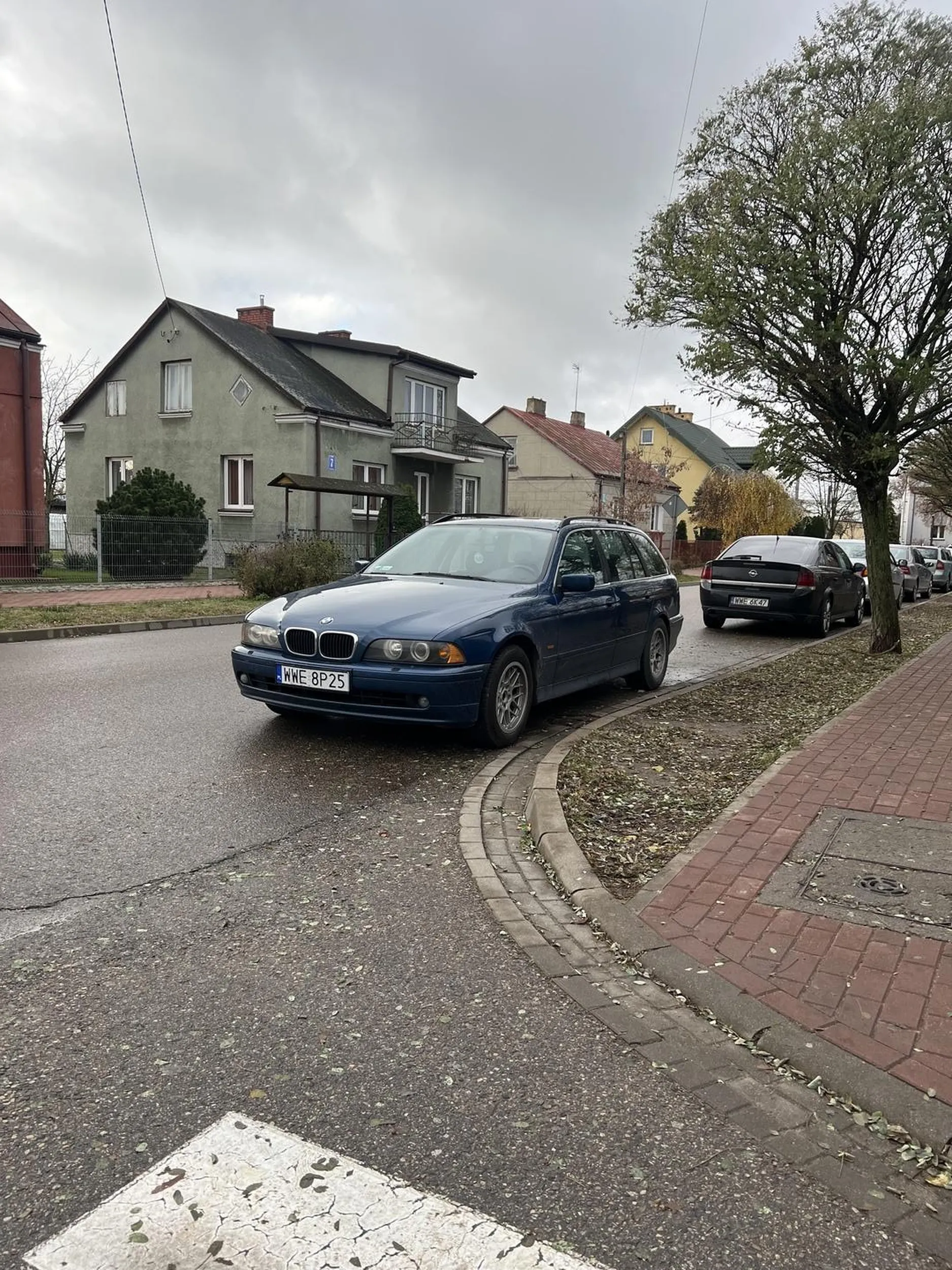Parkuje kontener na śmieci w miejscu nie dozwolonym blokując innym miejsce