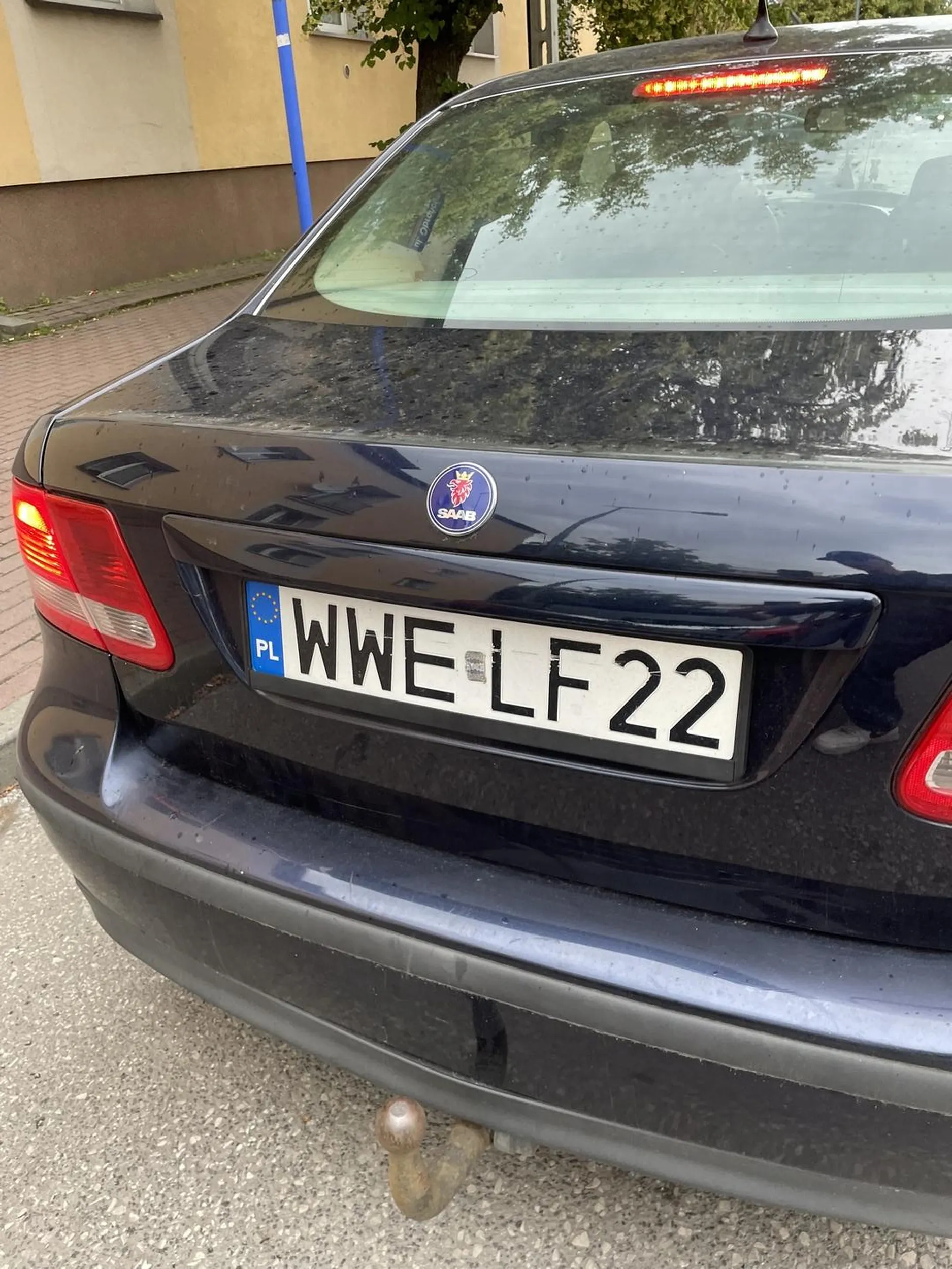 Kobieta i facet ćpają i piją w samochodzie. Wyzywają kobietę z dzieckiem