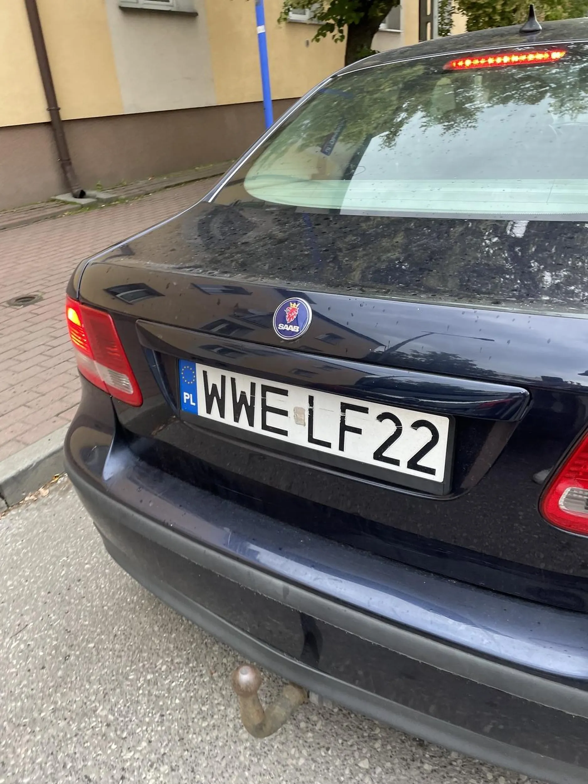 Kobieta i facet ćpają i piją w samochodzie. Wyzywają kobietę z dzieckiem