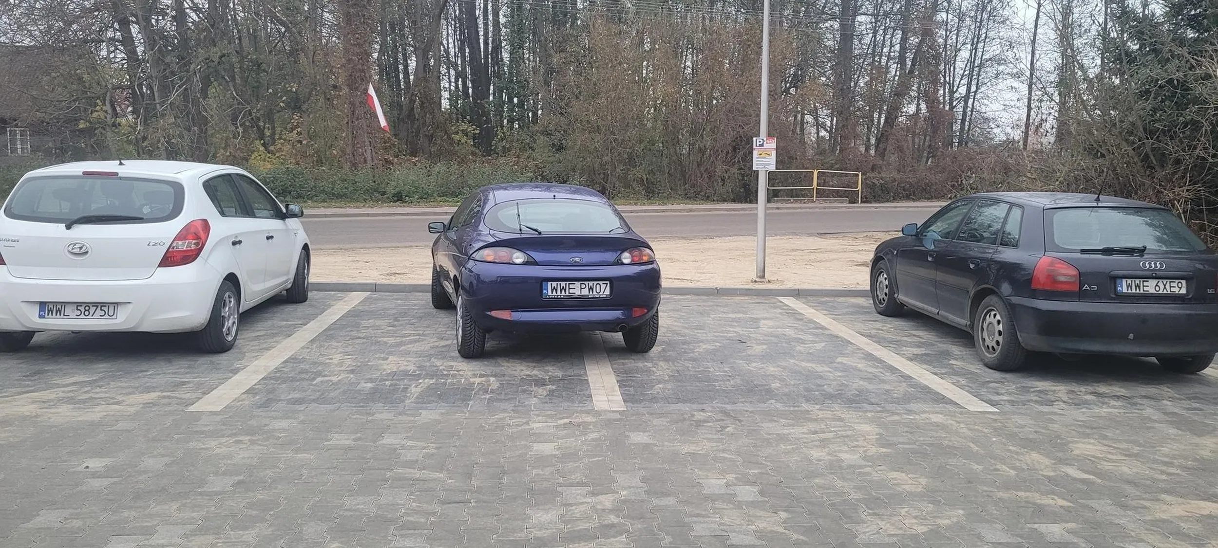 Co prawda parking jest mały, ale nie na tyle mały żeby nie zmieścił tej zabójczej bestii na jednym miejscu parkingowym.