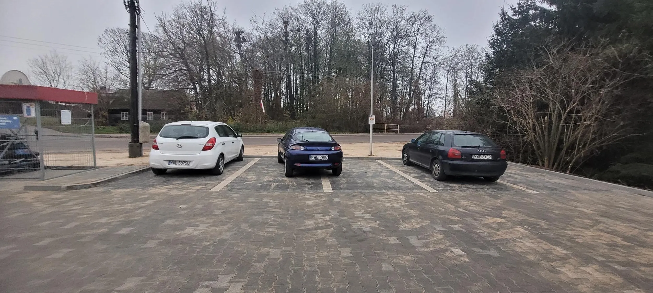 Co prawda parking jest mały, ale nie na tyle mały żeby nie zmieścił tej zabójczej bestii na jednym miejscu parkingowym.