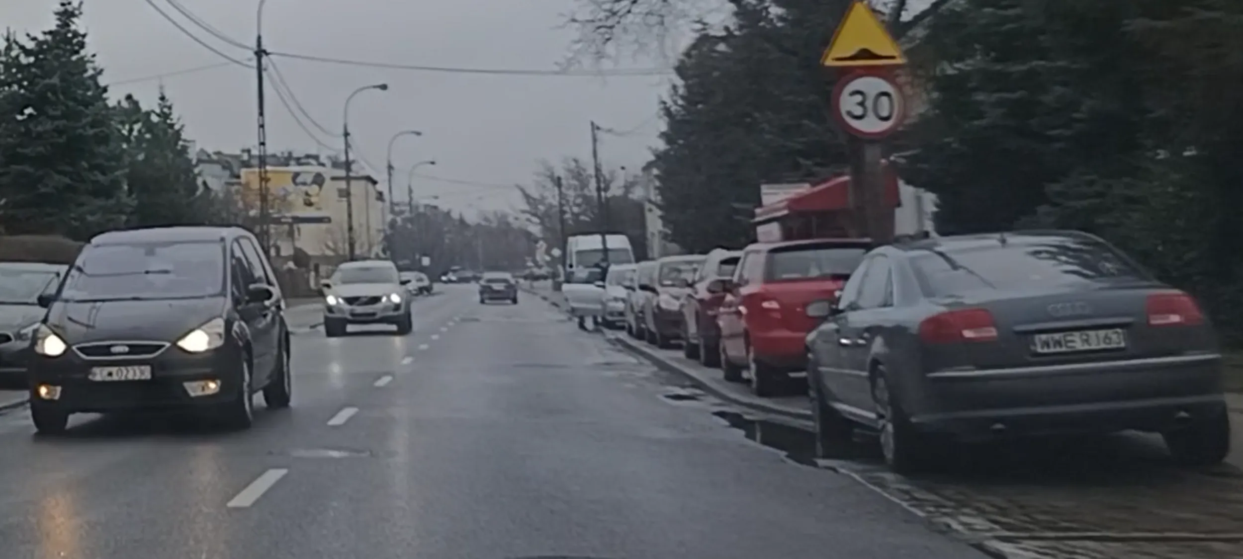 Menda parkuje w zatoce przystanku autobusowego i zagraża bezpieczeństwu.