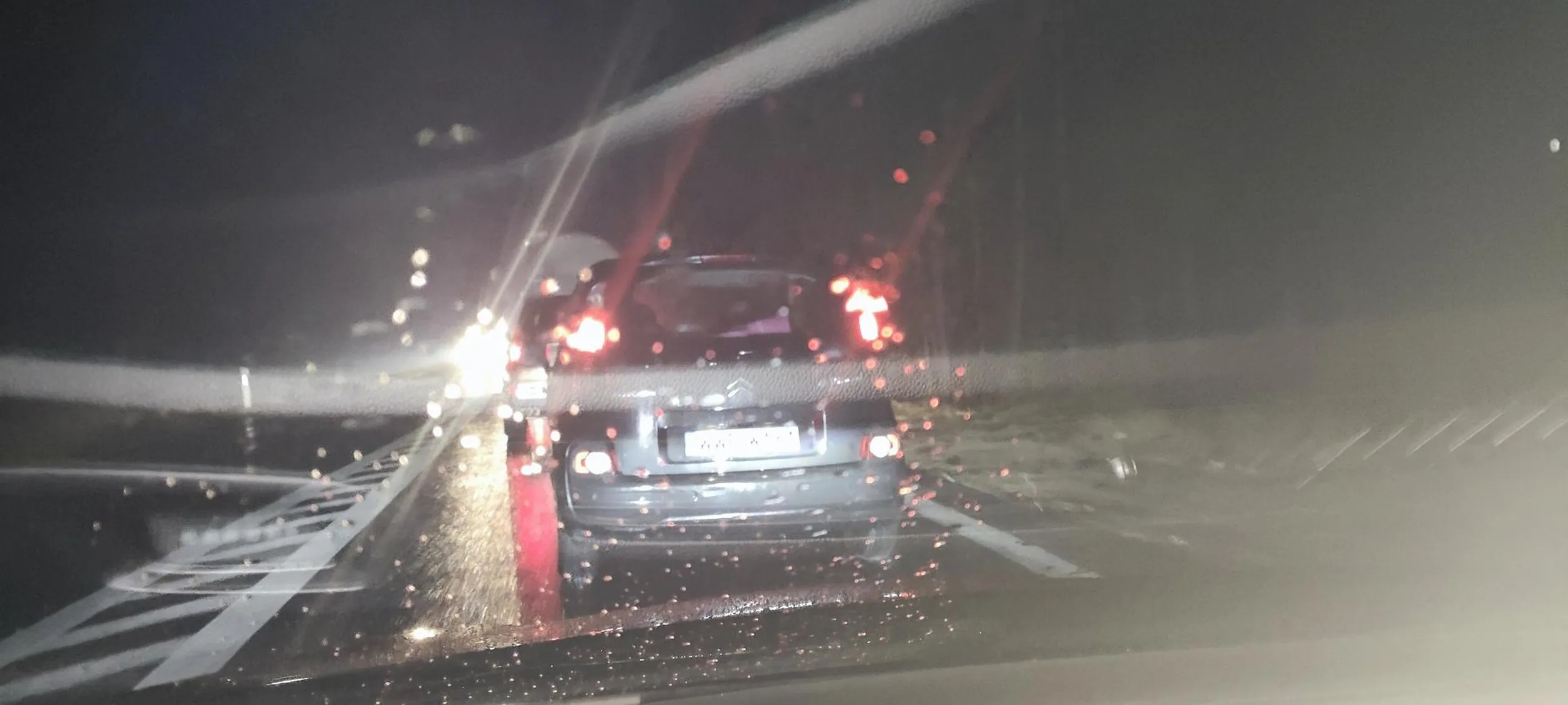 Gość udaje nagle że nie widzi i podjeżdza gdzie ma obowiązek wpuszczenia samochodu na kończącym się pasie tak zwana jazda na suwak trasa marki