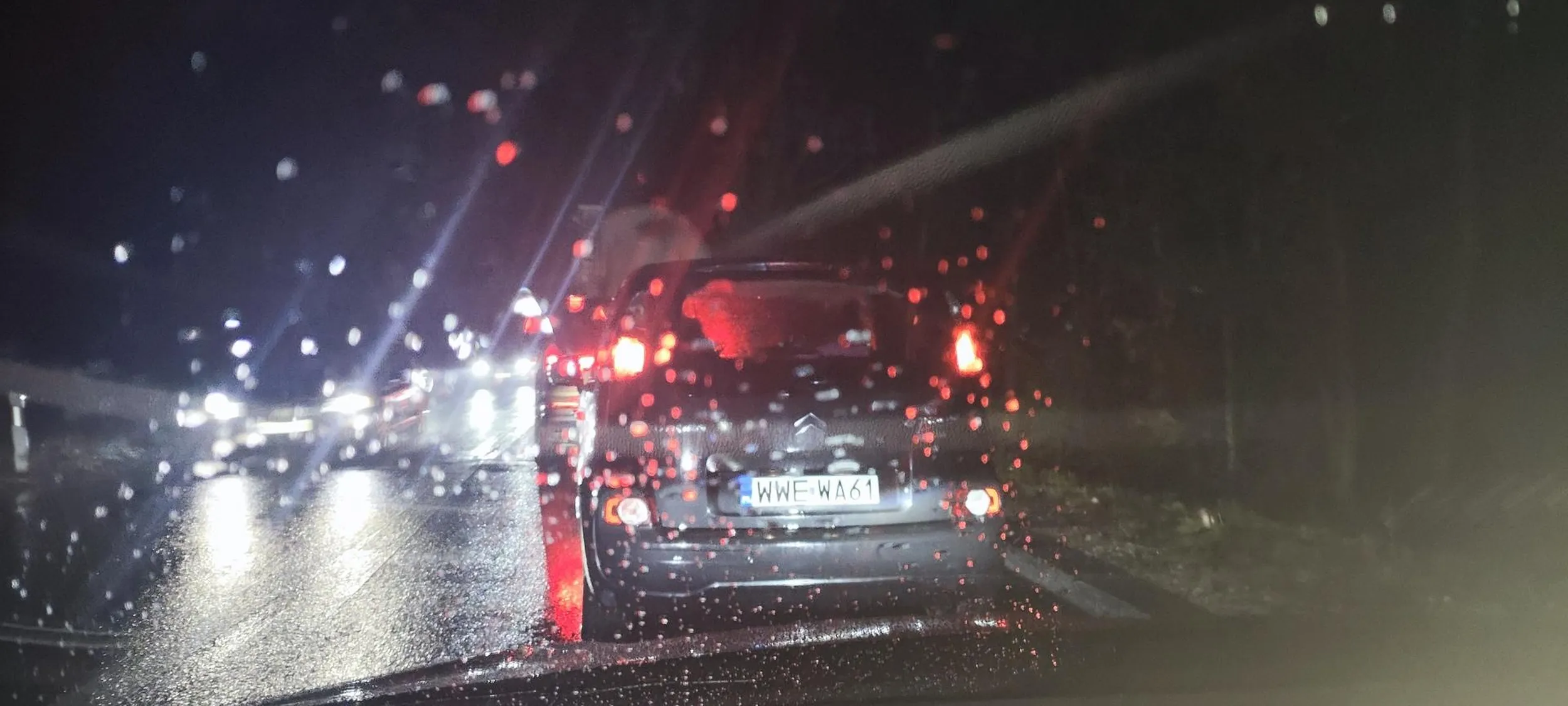 Gość udaje nagle że nie widzi i podjeżdza gdzie ma obowiązek wpuszczenia samochodu na kończącym się pasie tak zwana jazda na suwak trasa marki