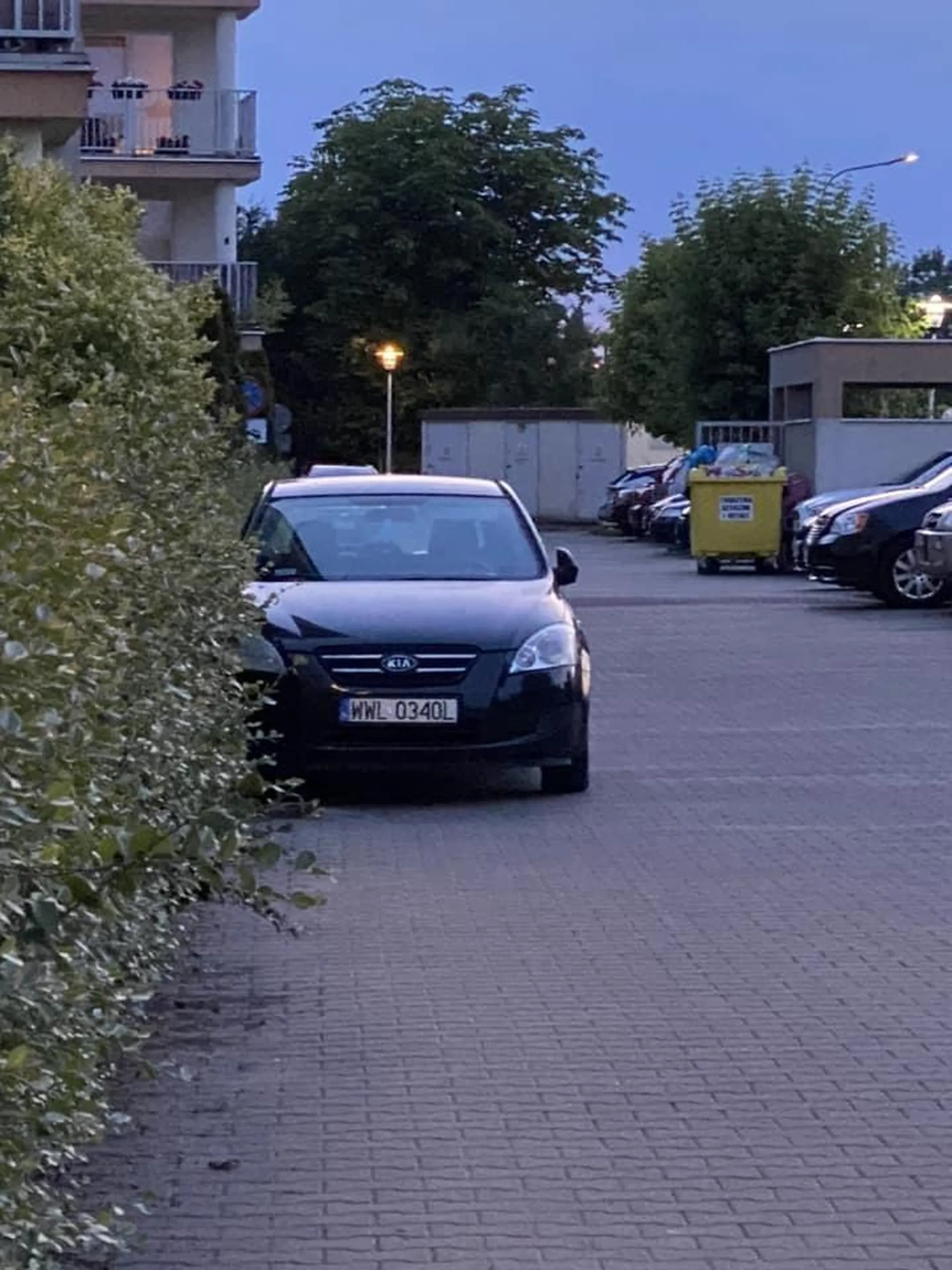Ulica Reymonta. Radzymin. Mimo znaków zakazu parkuje i ma wywalone na innych mieszkańców. Można poratować tego bezdomnego groszem , bo nie stać na wynajem miejsca parkingowego. Obliczone, że dziennie 3,33zł oszczędza parkując na zakazie. Za to ma dziennie jednego Harnasia 05l w puszce. Prosimy na wspieranie drobnymi , można na masce zostawiać grosze i wspierać .  WWL0340L