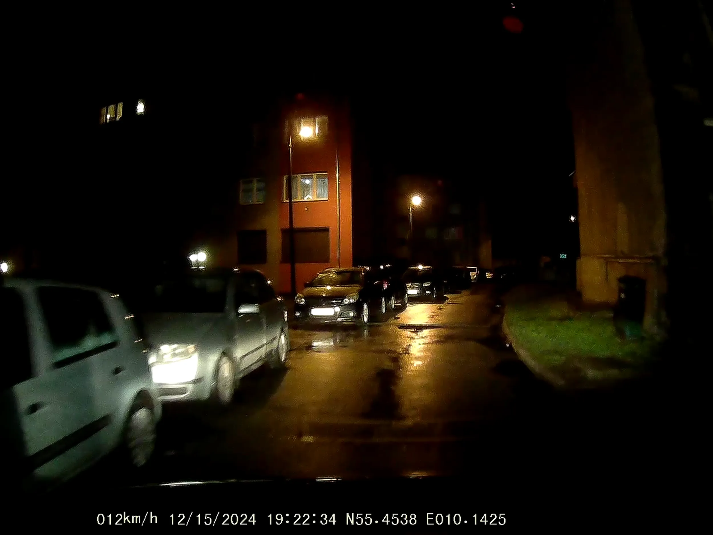 Wyjeżdżałem z osiedla i trafiłem na ciebie, więc teraz czytaj uważnie. Jeśli na twoim pasie jest przeszkoda (zaparkowane samochody), to trzeba przepuścić jadących za naprzeciwka. A światła drogowe używamy poza obszarem zabudowanym w warunkach ograniczonej widoczności. Zapamiętasz "PANIE TAKSÓWKARZU" z pierdystanu?