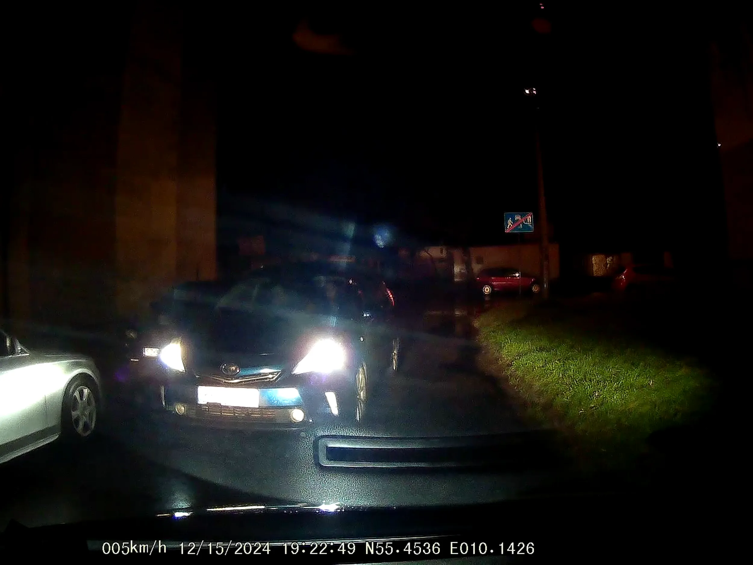 Wyjeżdżałem z osiedla i trafiłem na ciebie, więc teraz czytaj uważnie. Jeśli na twoim pasie jest przeszkoda (zaparkowane samochody), to trzeba przepuścić jadących za naprzeciwka. A światła drogowe używamy poza obszarem zabudowanym w warunkach ograniczonej widoczności. Zapamiętasz "PANIE TAKSÓWKARZU" z pierdystanu?