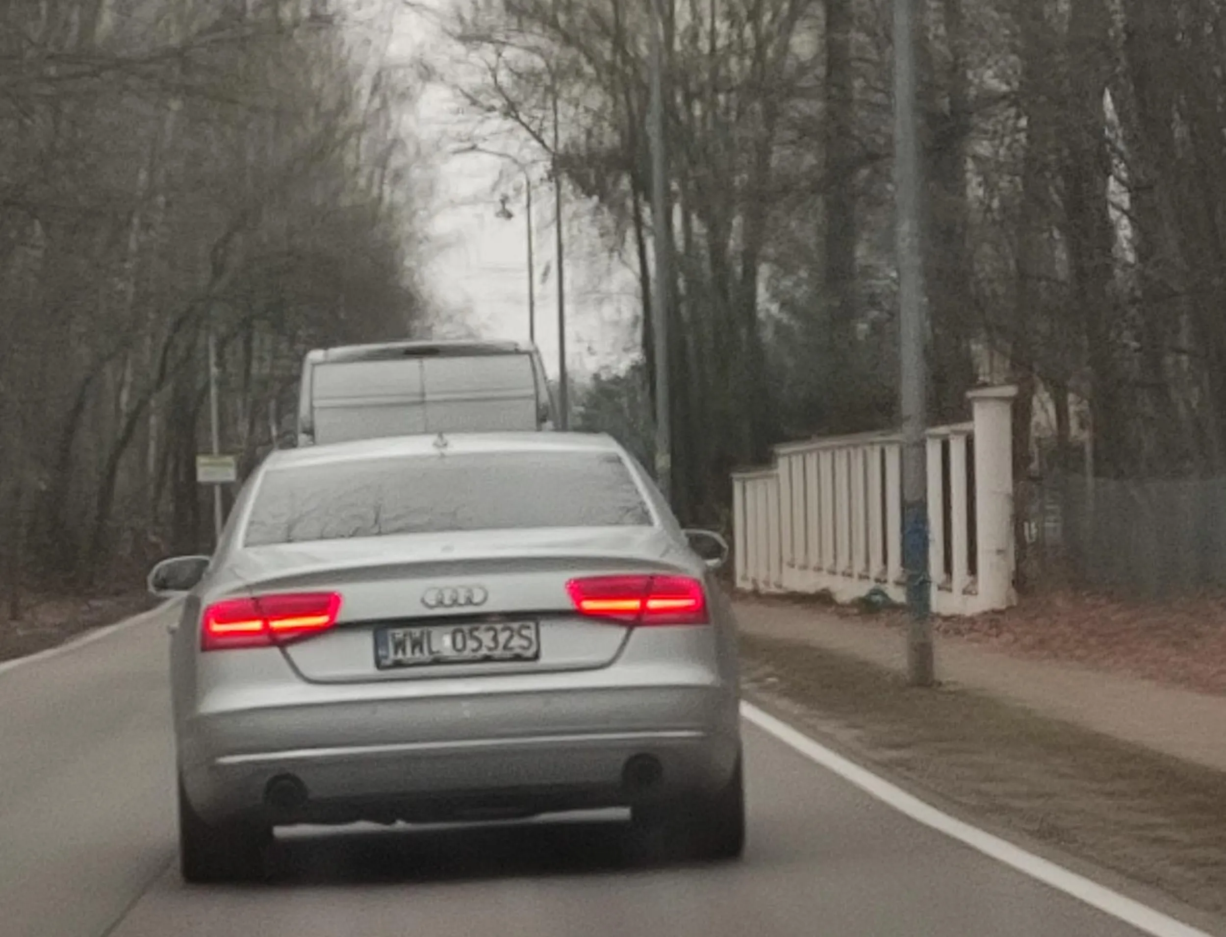 Kierowca wyrzucił niedokończonego papierosa na ulicę a ten stoczył się do lasku. Przez głupotę możliwość wywołania pożaru plus zaśmiecanie.