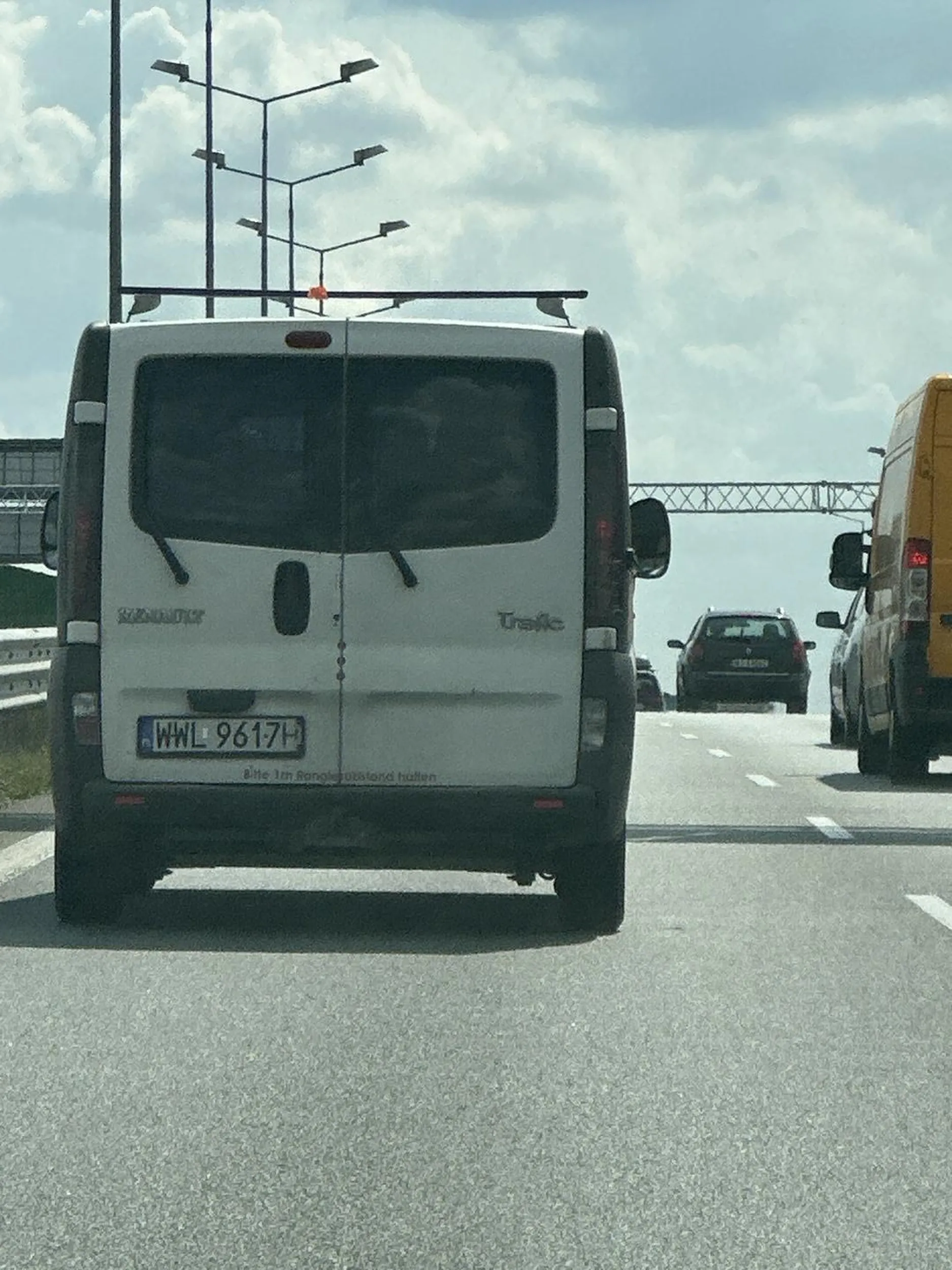 Cymbałowi tak się spieszy ze wyprzedza auta z prawej strony. Kretyn