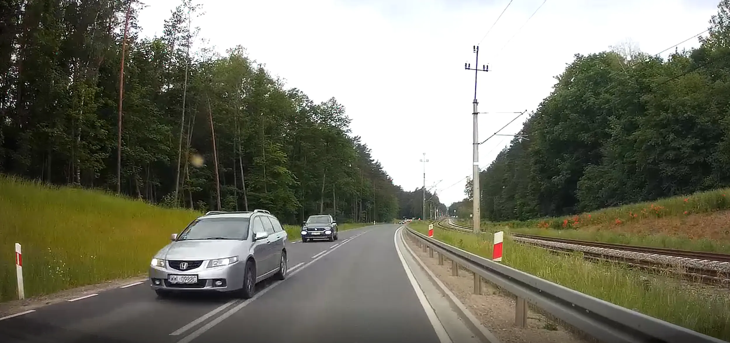 Trasa Olsztyn - Jonkowo. Musiałem gwałtownie hamować ponieważ ten kierowca podczas wyprzedzania nie miał zapasu pasa i nie zdążyłby się schować na swój pas. Jechałem z bobasem do lekarza!