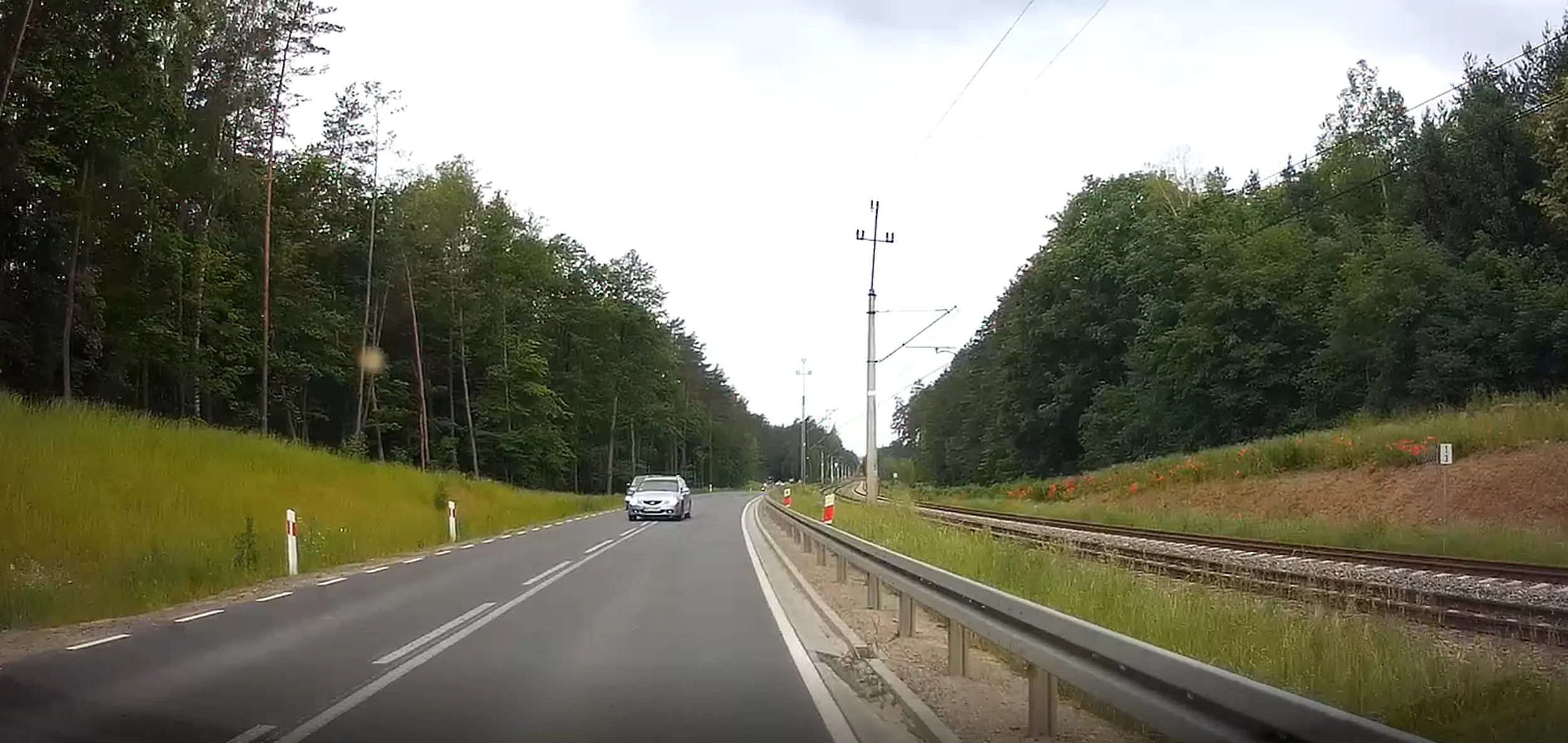 Trasa Olsztyn - Jonkowo. Musiałem gwałtownie hamować ponieważ ten kierowca podczas wyprzedzania nie miał zapasu pasa i nie zdążyłby się schować na swój pas. Jechałem z bobasem do lekarza!